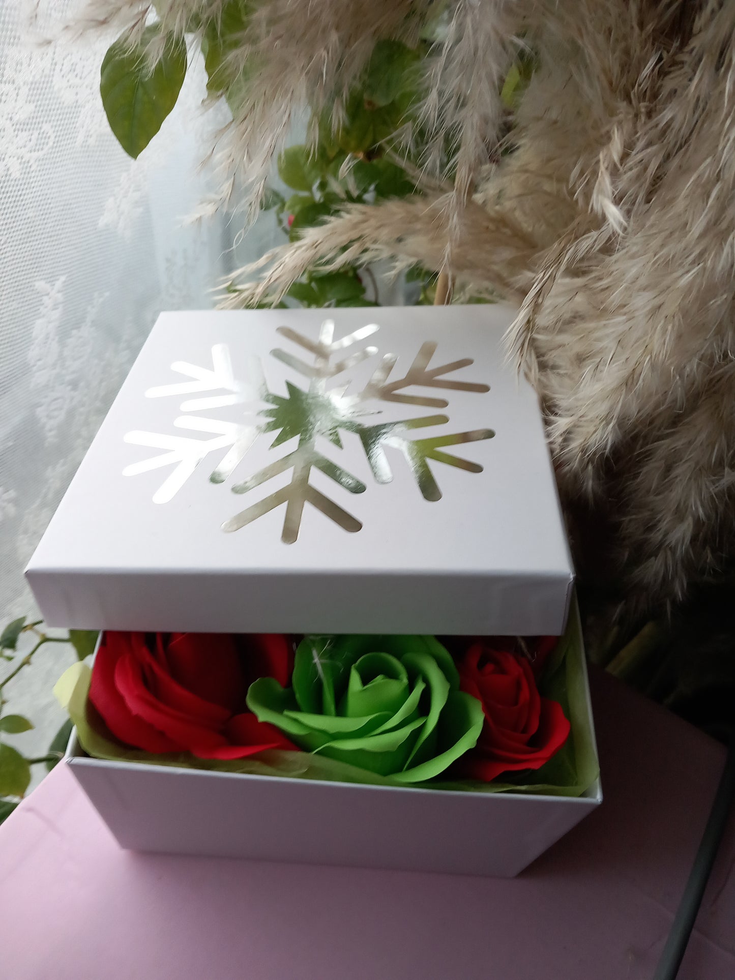 LARGE RED GREEN ROSE HEADS FLOWER SOAP IN WHITE DISPLAY BOX