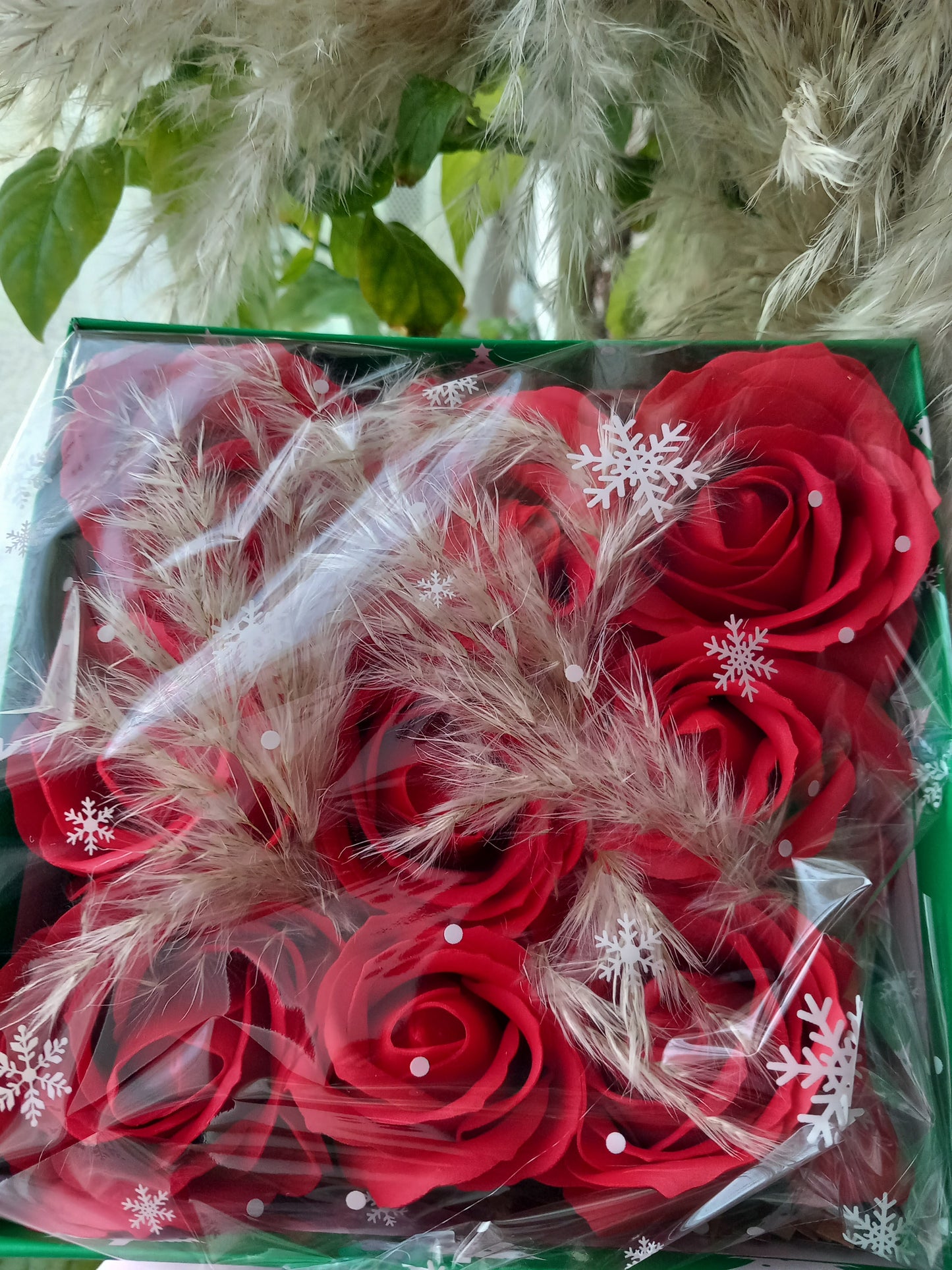 LARGE RED ROSE HEADS FLOWER SOAP IN GREEN DISPLAY BOX
