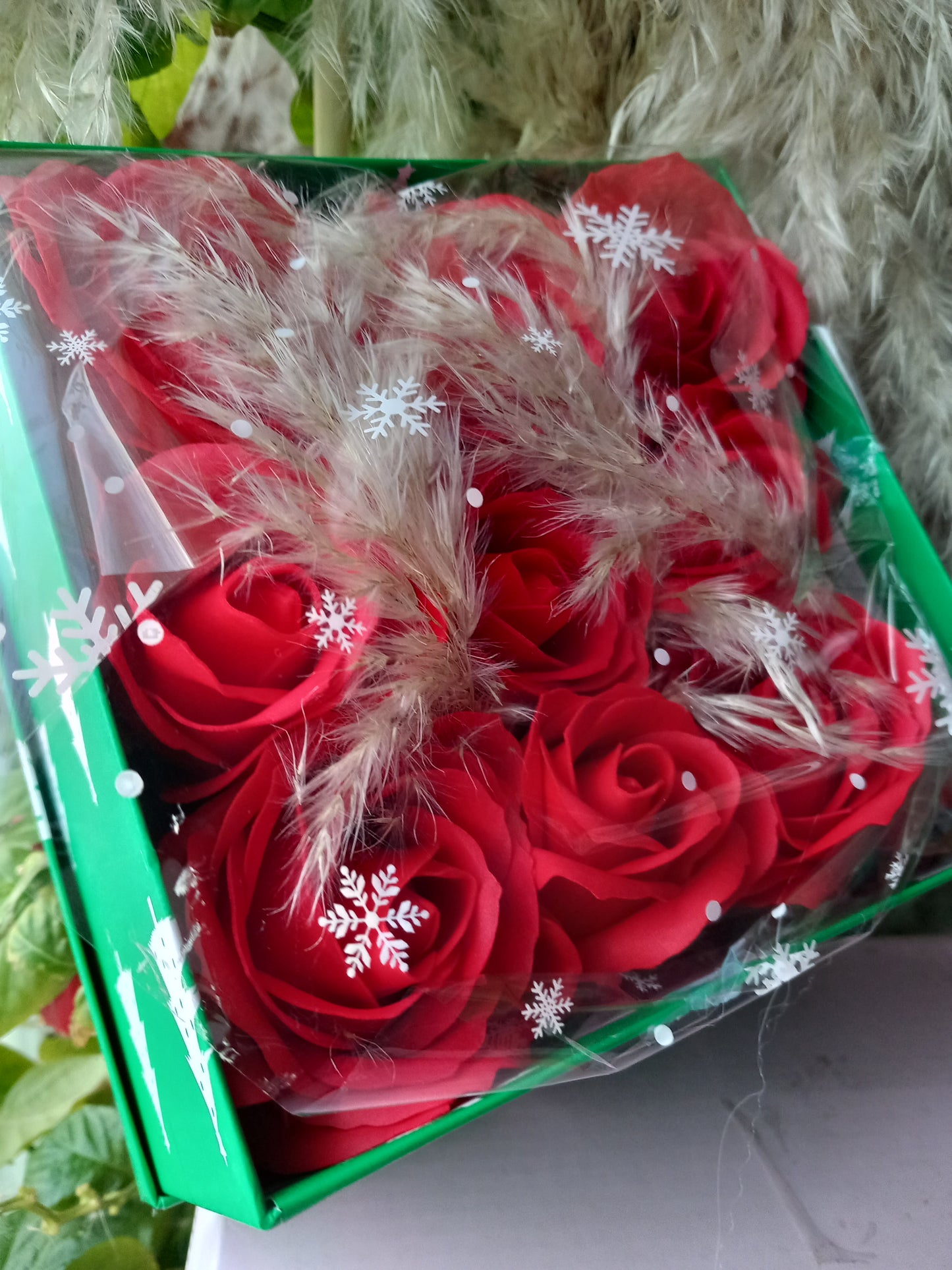 LARGE RED ROSE HEADS FLOWER SOAP IN GREEN DISPLAY BOX