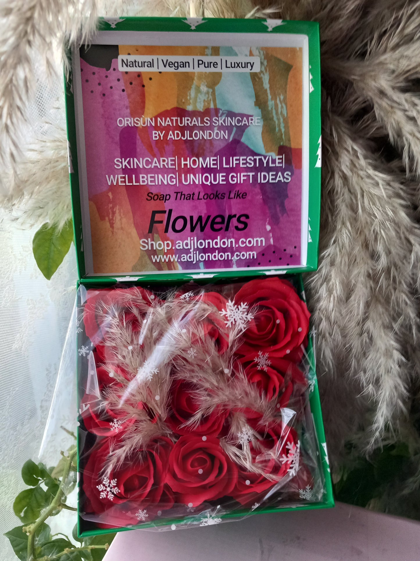 LARGE RED ROSE HEADS FLOWER SOAP IN GREEN DISPLAY BOX