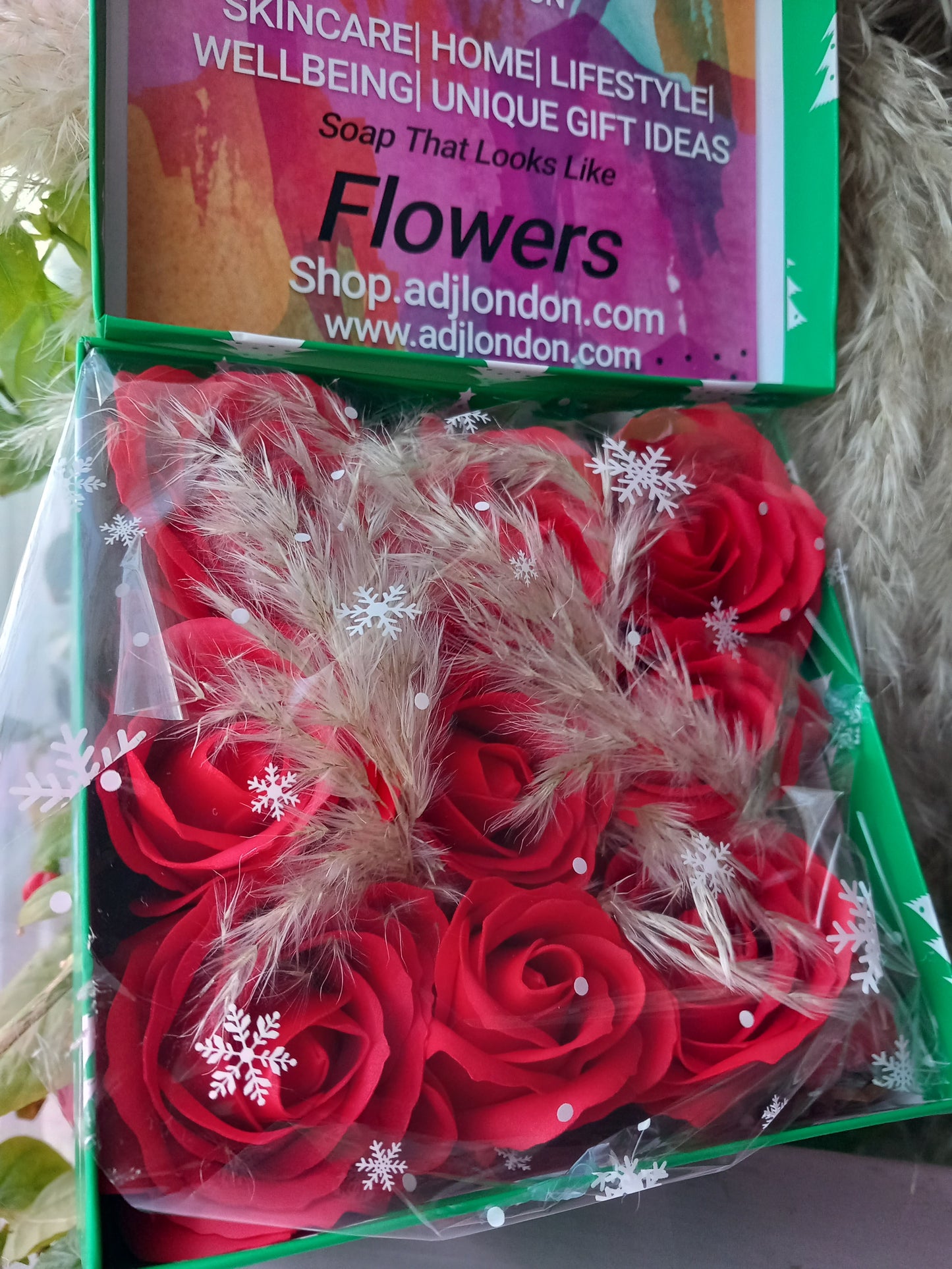 LARGE RED ROSE HEADS FLOWER SOAP IN GREEN DISPLAY BOX