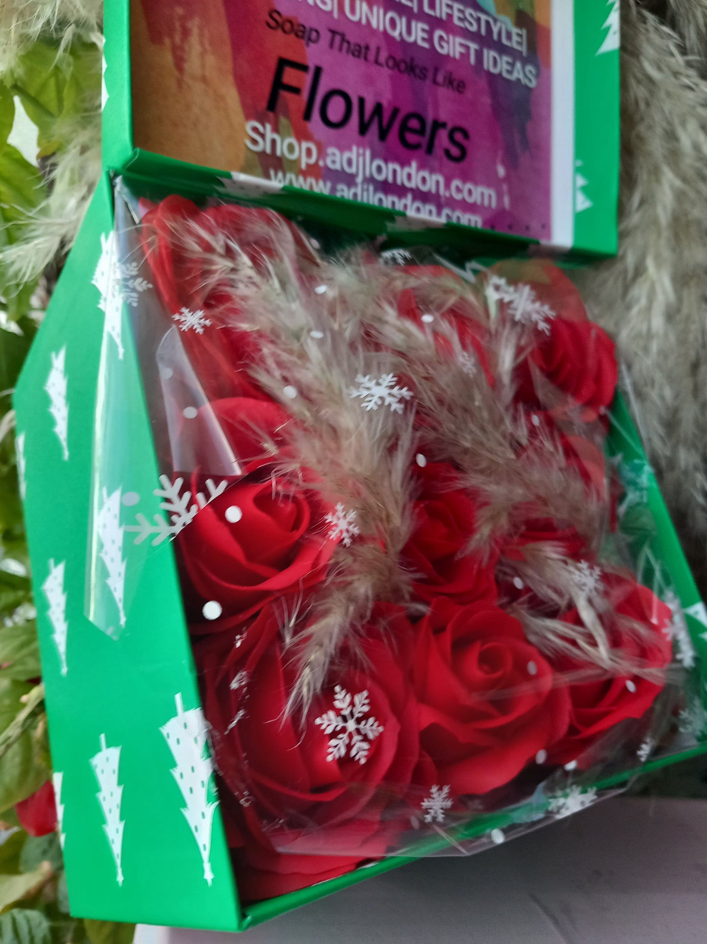 LARGE RED ROSE HEADS FLOWER SOAP IN GREEN DISPLAY BOX