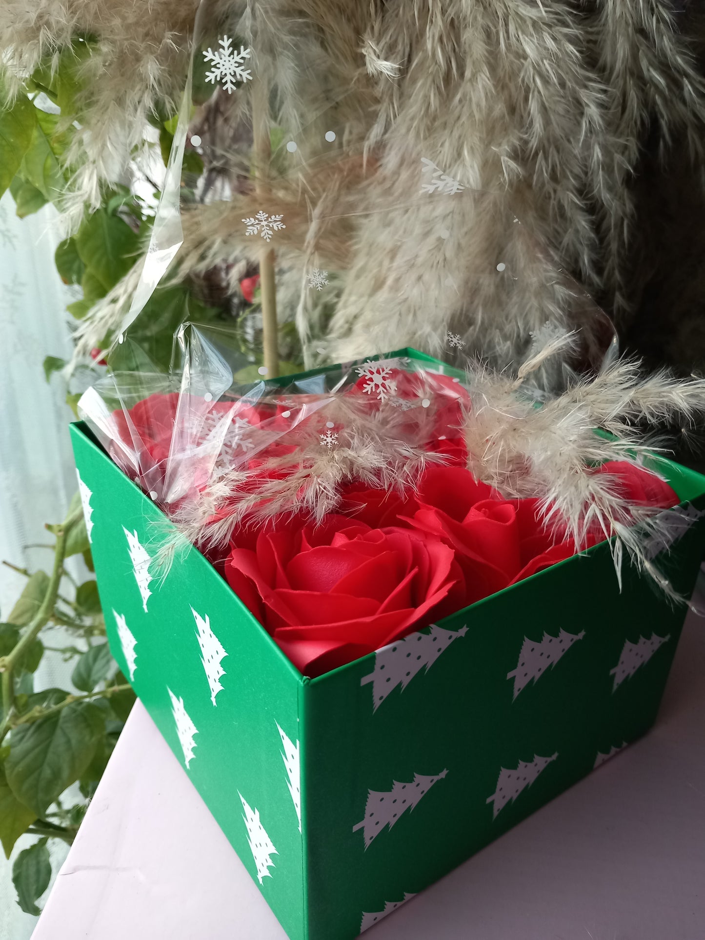 LARGE RED ROSE HEADS FLOWER SOAP IN GREEN DISPLAY BOX