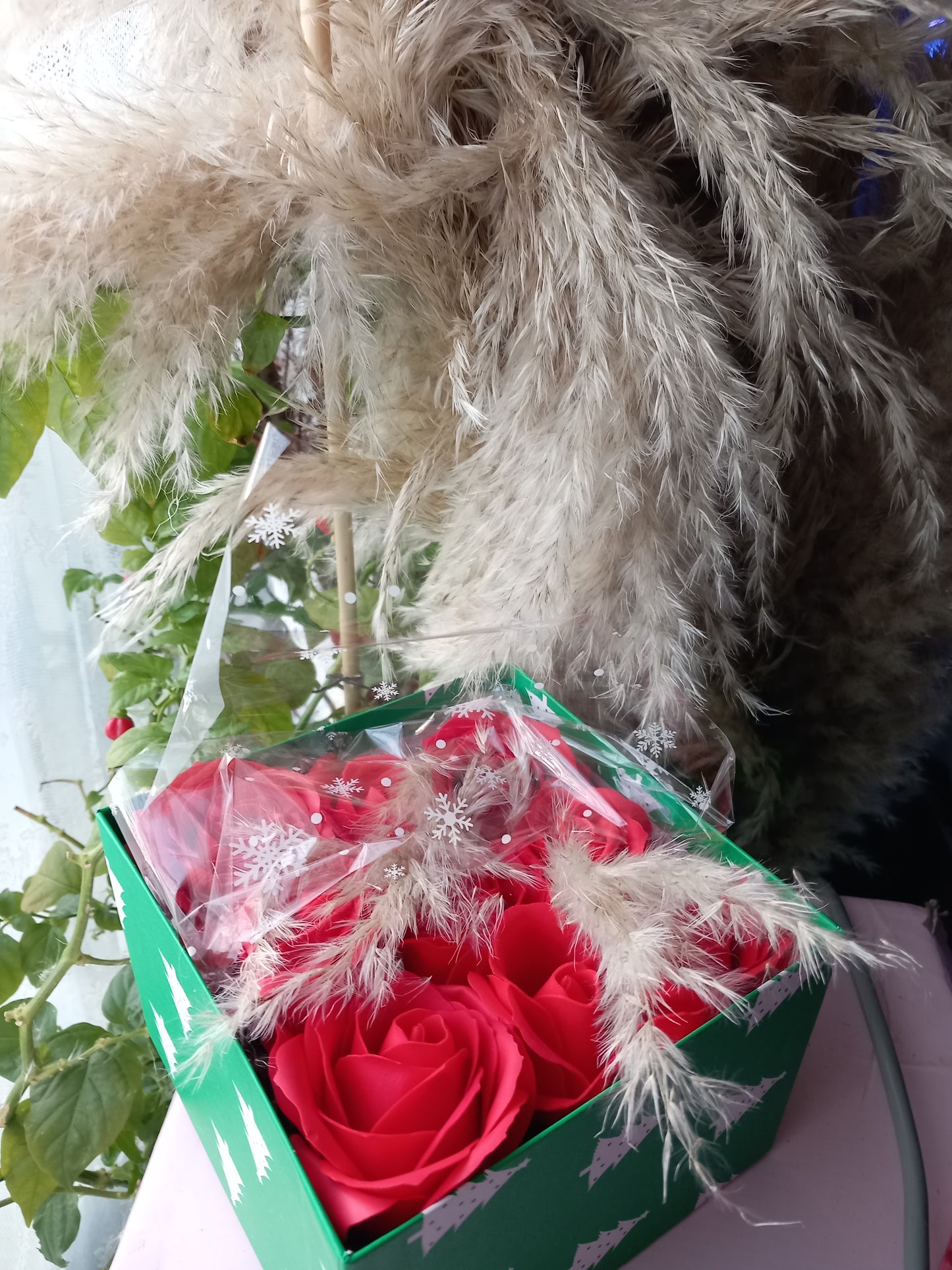 LARGE RED ROSE HEADS FLOWER SOAP IN GREEN DISPLAY BOX