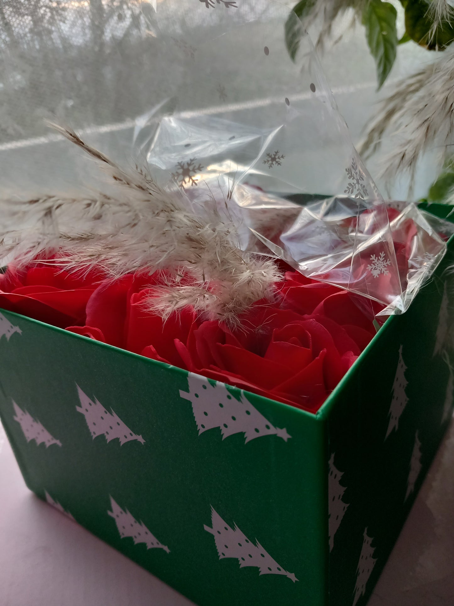 LARGE RED ROSE HEADS FLOWER SOAP IN GREEN DISPLAY BOX