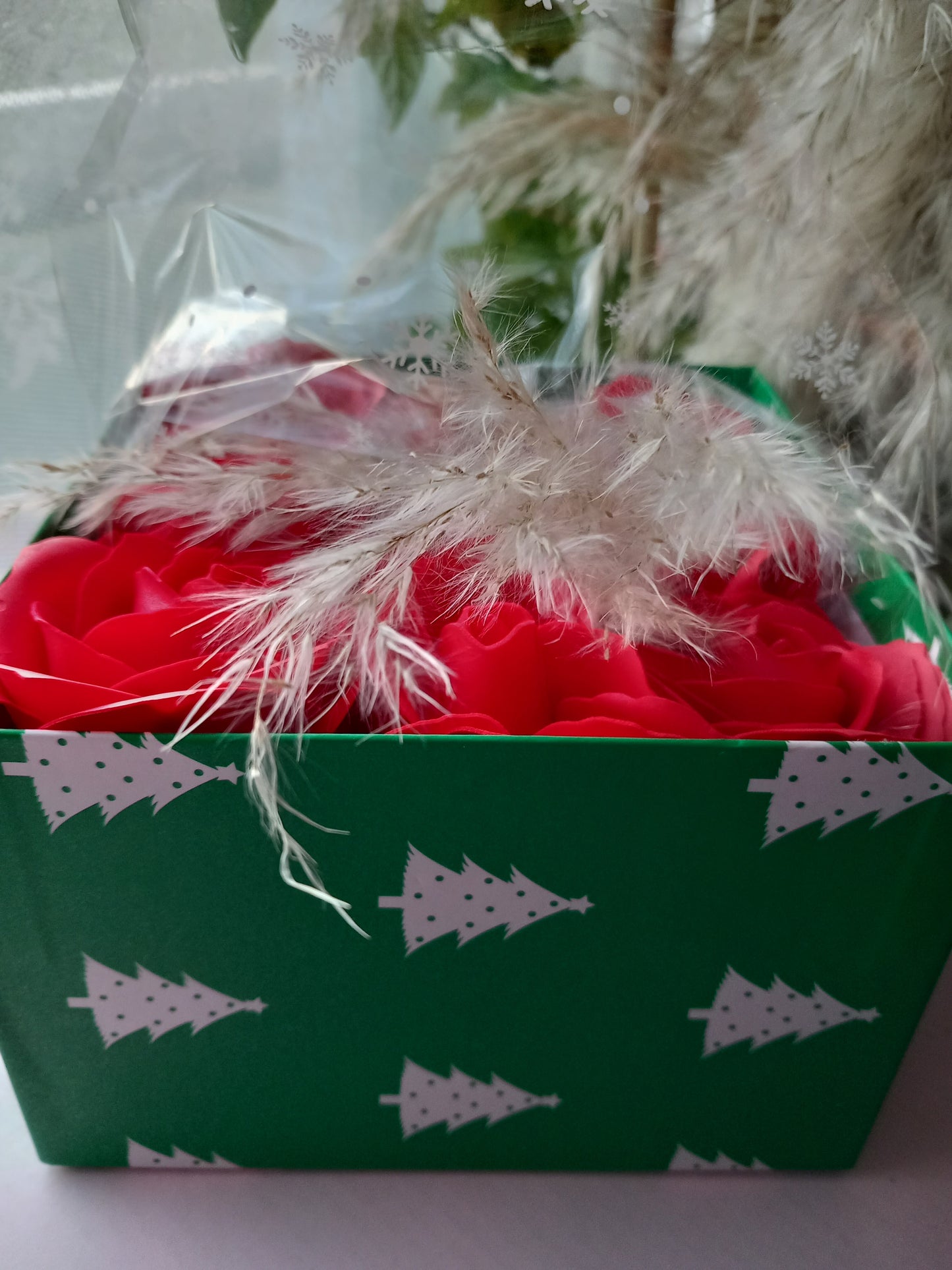 LARGE RED ROSE HEADS FLOWER SOAP IN GREEN DISPLAY BOX