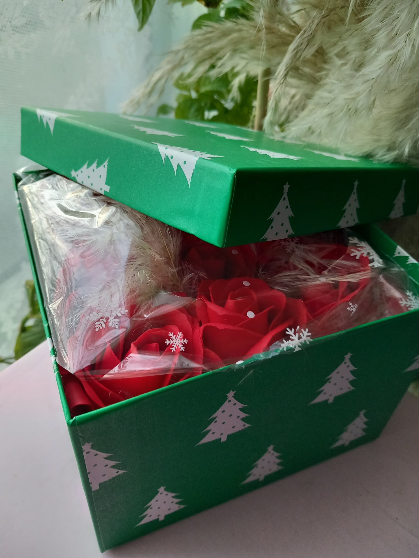 LARGE RED ROSE HEADS FLOWER SOAP IN GREEN DISPLAY BOX