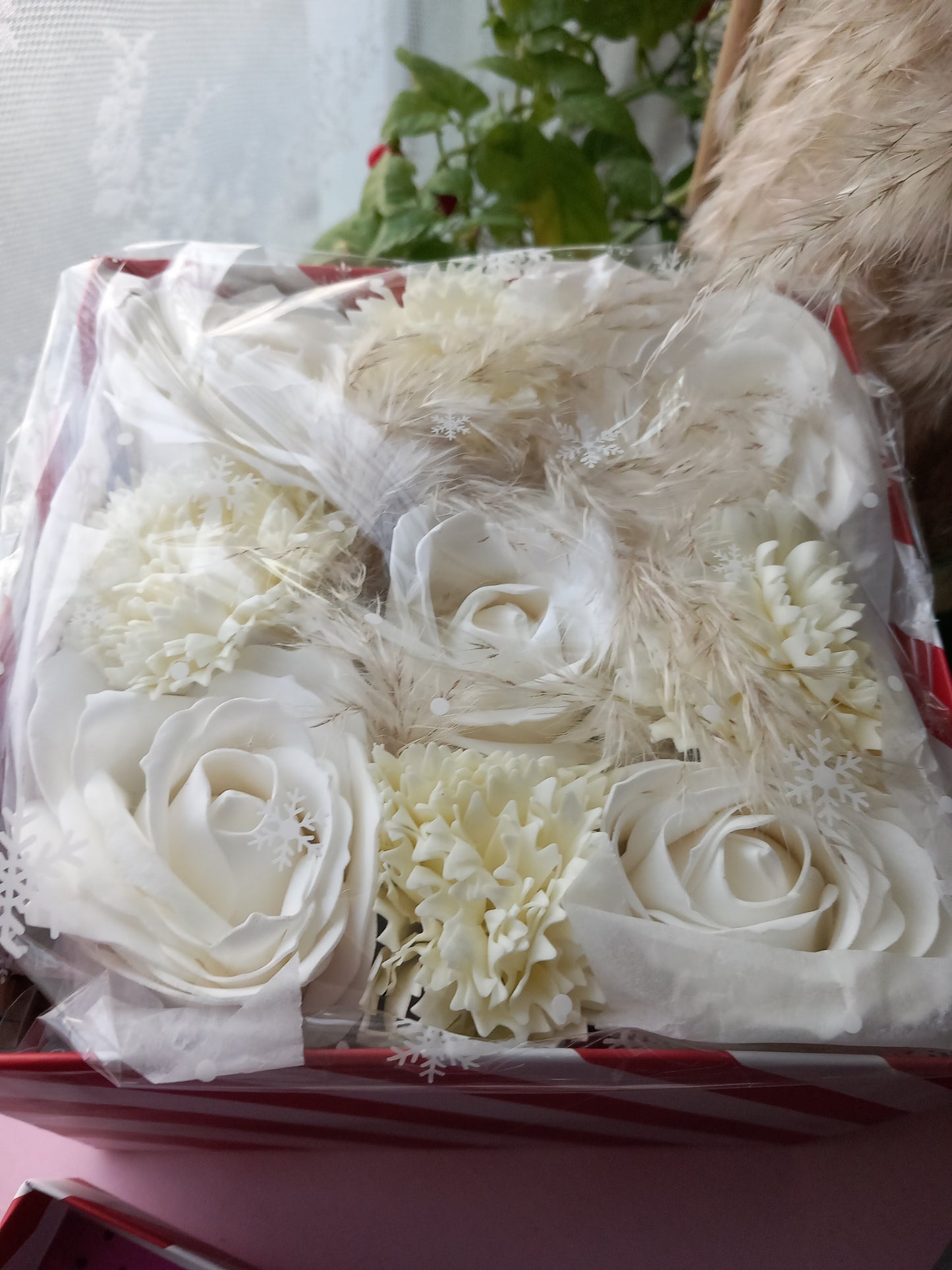 ALL OFF-WHITE LARGE ROSE HEADS CARNATIONS FLOWER SOAP IN CANDY CANE COLOUR DISPLAY BOX
