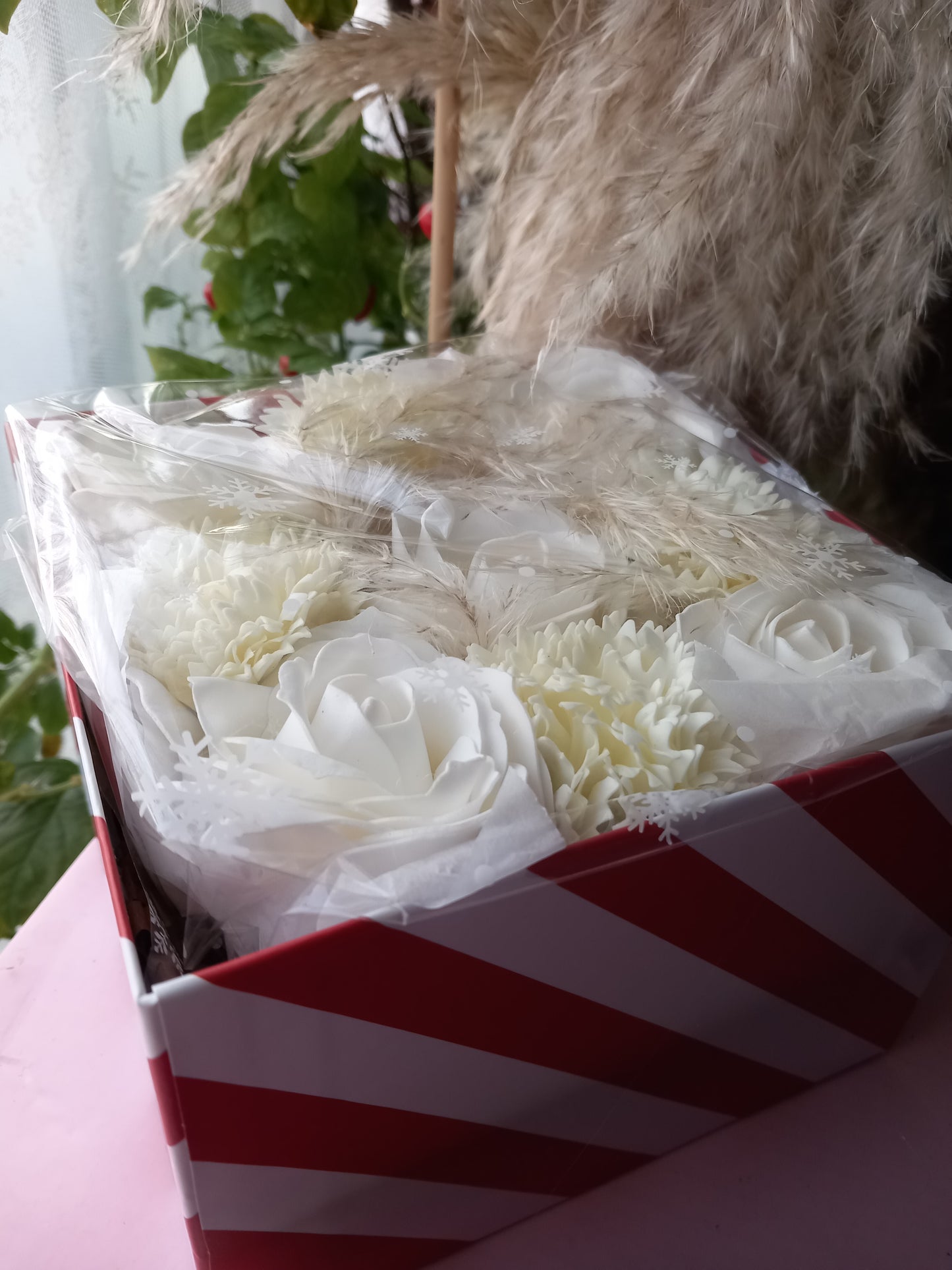 ALL OFF-WHITE LARGE ROSE HEADS CARNATIONS FLOWER SOAP IN CANDY CANE COLOUR DISPLAY BOX
