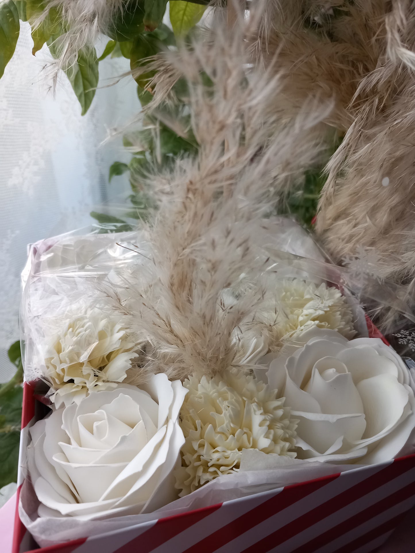 ALL OFF-WHITE LARGE ROSE HEADS CARNATIONS FLOWER SOAP IN CANDY CANE COLOUR DISPLAY BOX