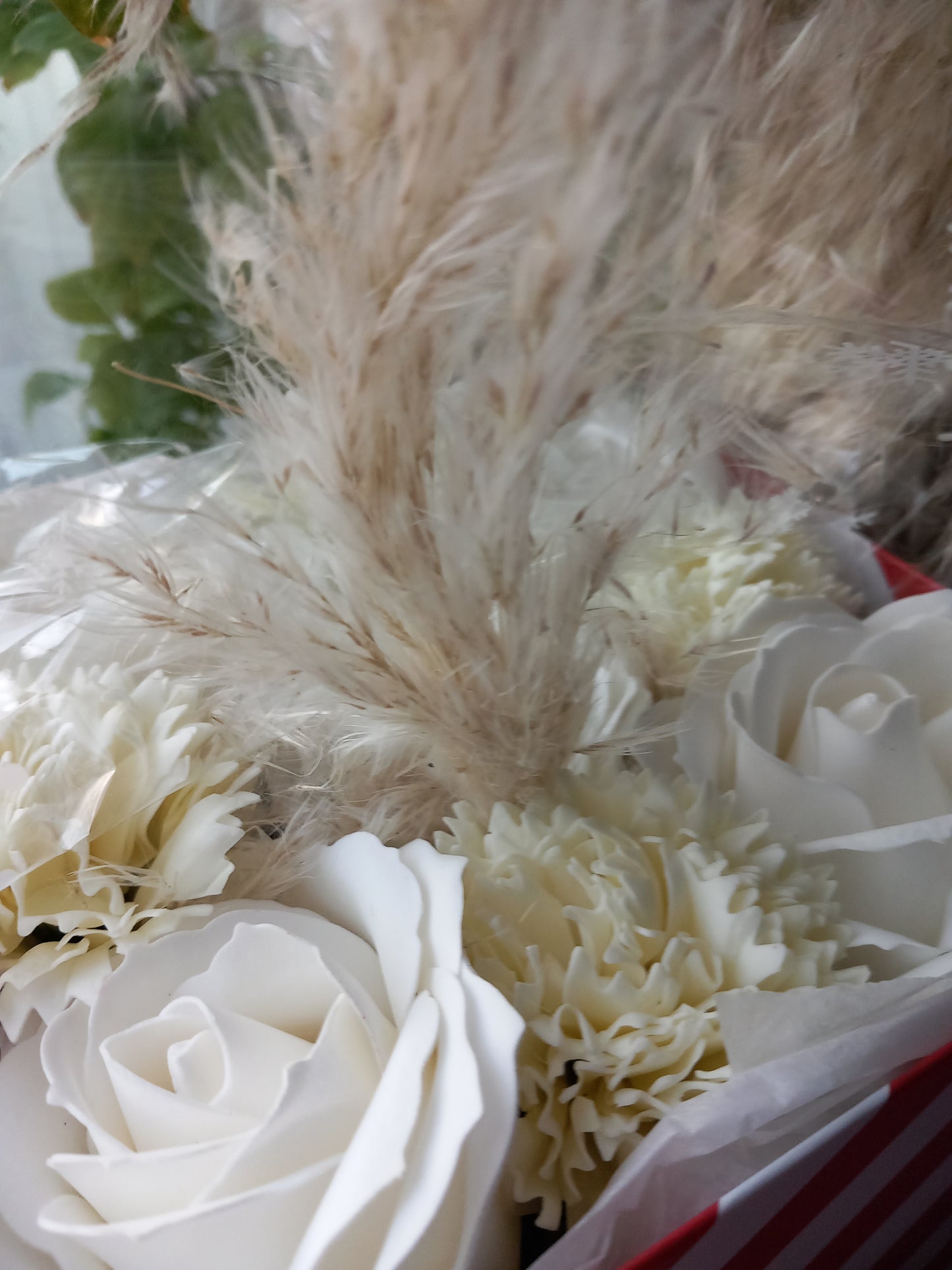 ALL OFF-WHITE LARGE ROSE HEADS CARNATIONS FLOWER SOAP IN CANDY CANE COLOUR DISPLAY BOX