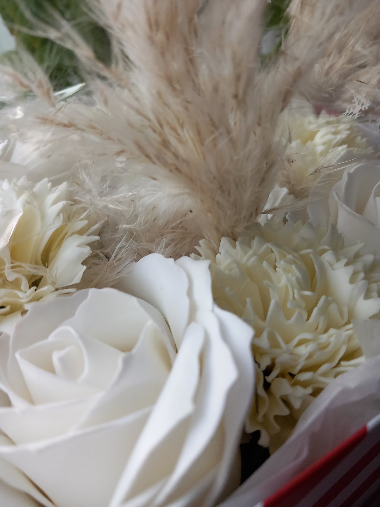ALL OFF-WHITE LARGE ROSE HEADS CARNATIONS FLOWER SOAP IN CANDY CANE COLOUR DISPLAY BOX
