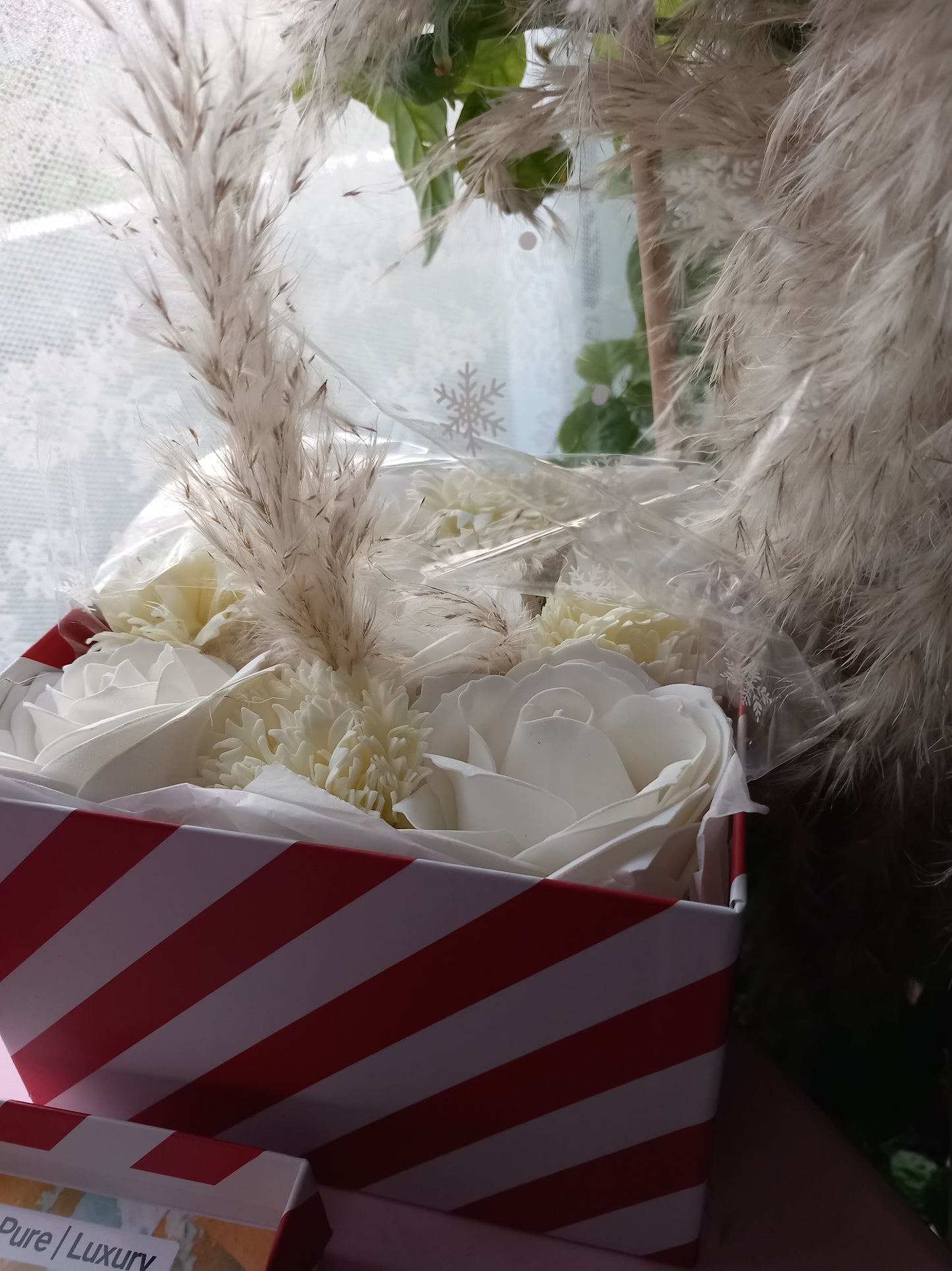 ALL OFF-WHITE LARGE ROSE HEADS CARNATIONS FLOWER SOAP IN CANDY CANE COLOUR DISPLAY BOX