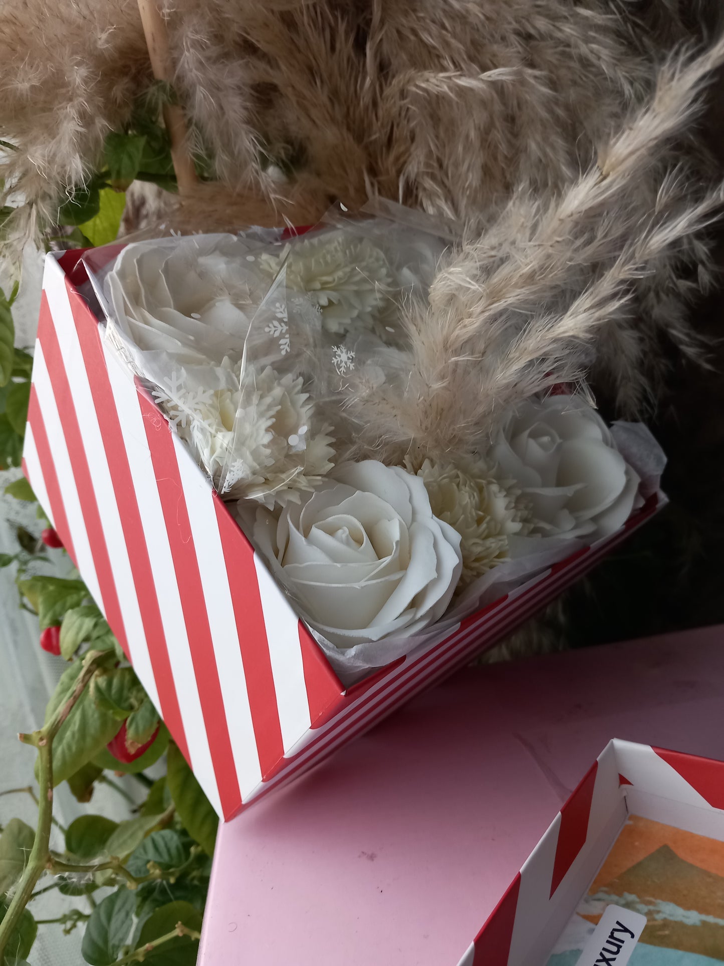 ALL OFF-WHITE LARGE ROSE HEADS CARNATIONS FLOWER SOAP IN CANDY CANE COLOUR DISPLAY BOX