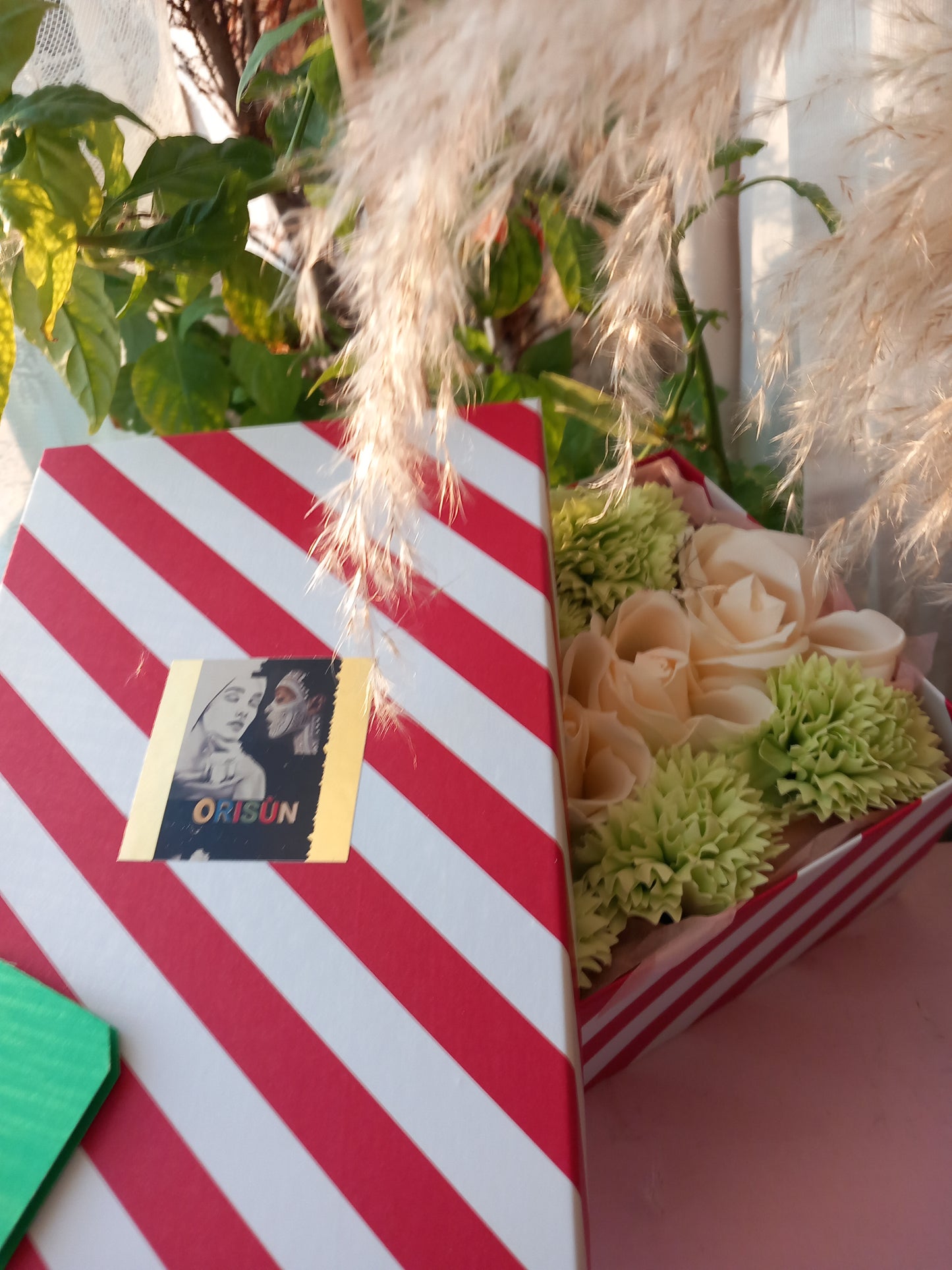 MELLOW YELLOW ROSE HEADS FLOWER SOAP IN CANDY CANE DISPLAY BOX