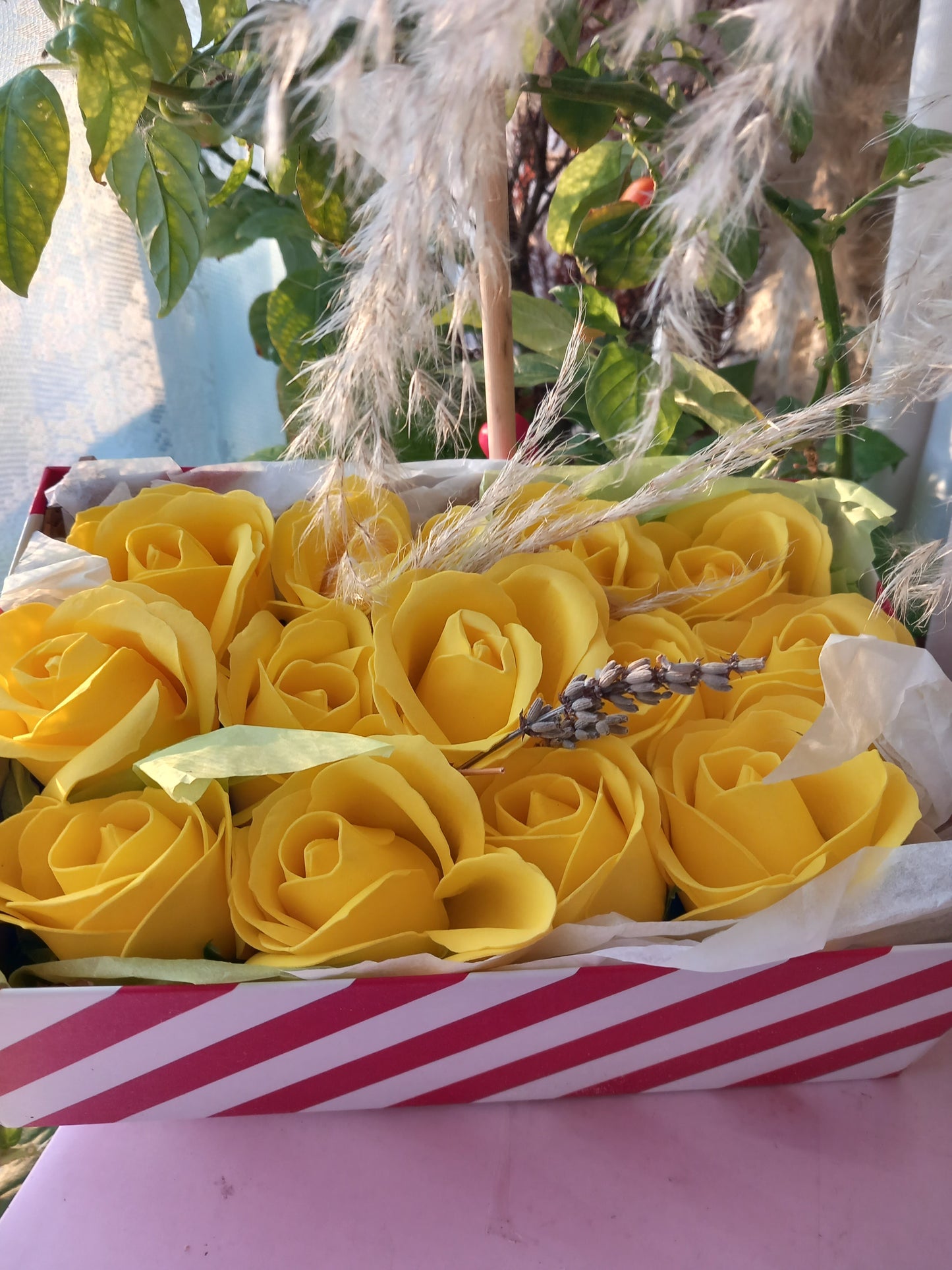 MELLOW YELLOW ROSE HEADS FLOWER SOAP IN CANDY CANE DISPLAY BOX