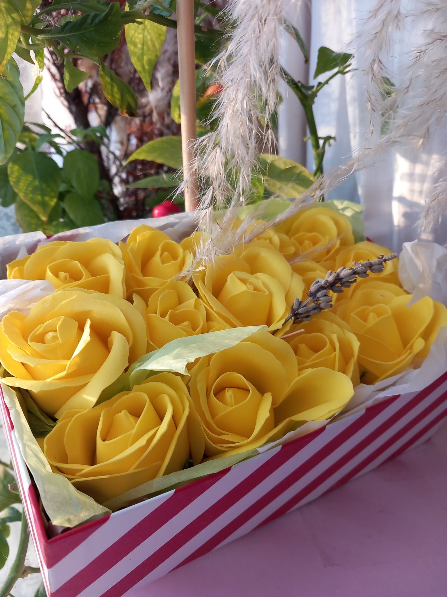 MELLOW YELLOW ROSE HEADS FLOWER SOAP IN CANDY CANE DISPLAY BOX