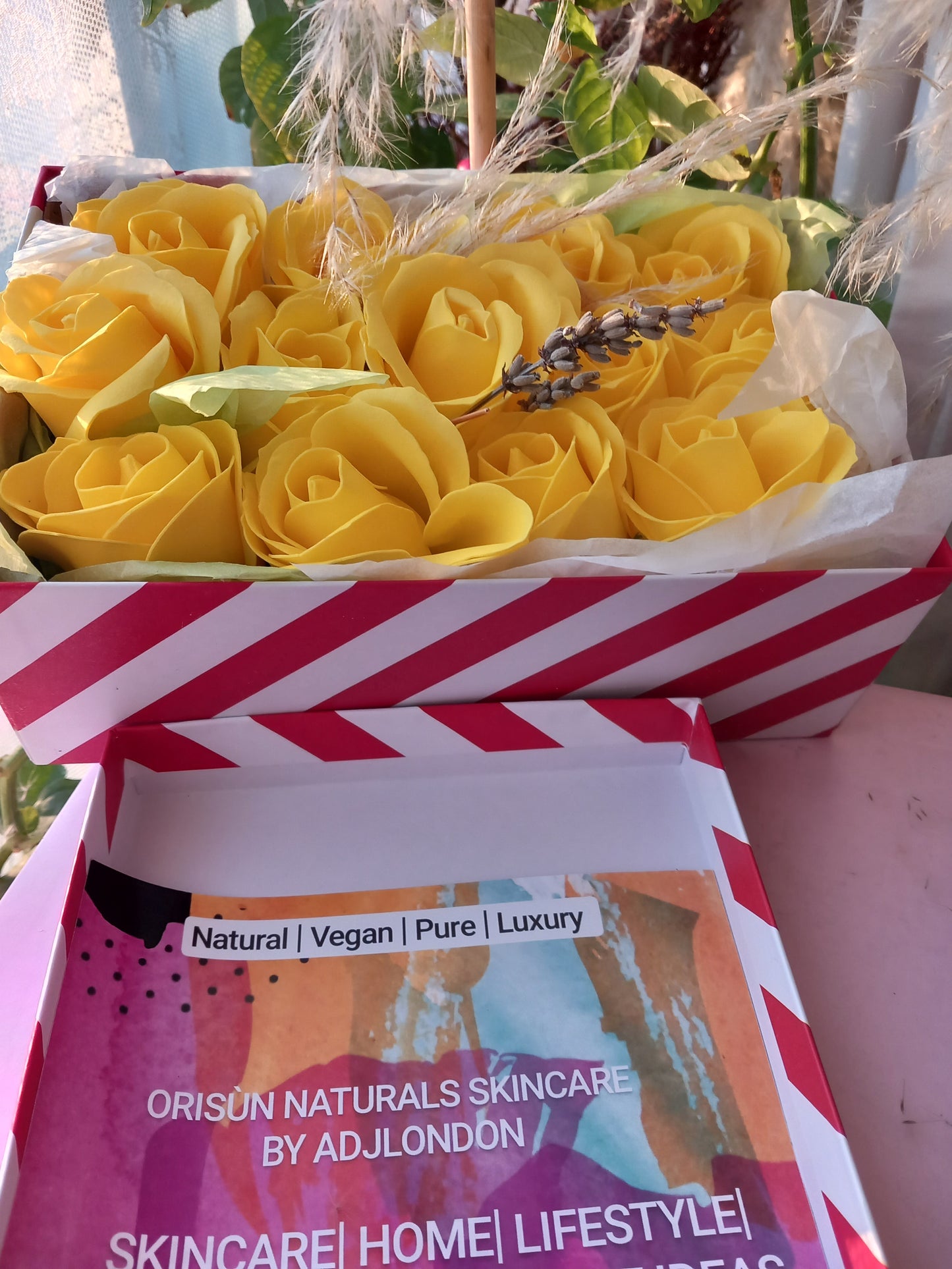MELLOW YELLOW ROSE HEADS FLOWER SOAP IN CANDY CANE DISPLAY BOX
