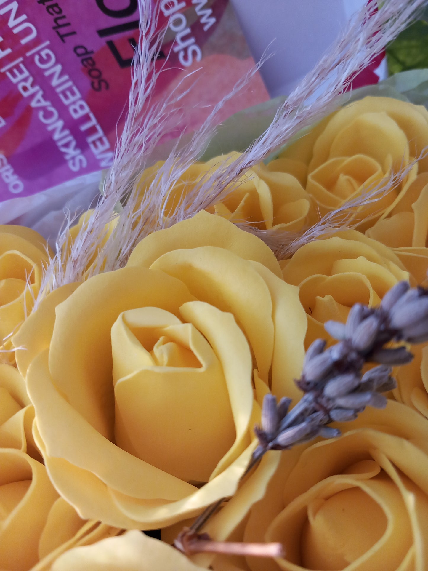 MELLOW YELLOW ROSE HEADS FLOWER SOAP IN CANDY CANE DISPLAY BOX