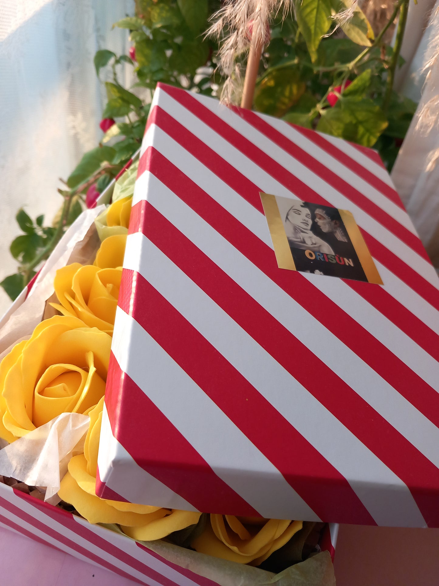 YAAA YELLOW CREAM ROSE HEADS FLOWER SOAP IN CANDY CANE DISPLAY BOX