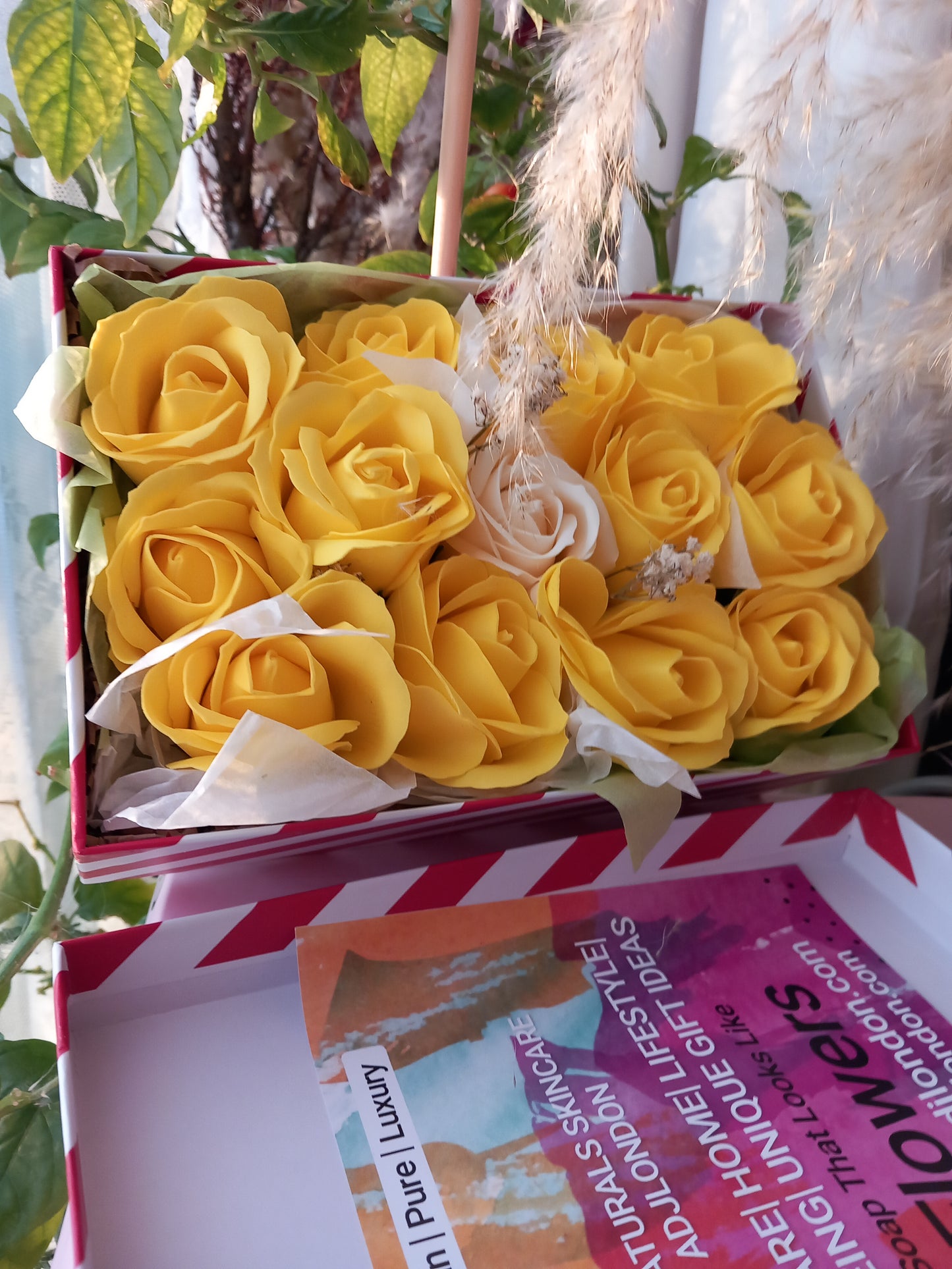 YAAA YELLOW CREAM ROSE HEADS FLOWER SOAP IN CANDY CANE DISPLAY BOX