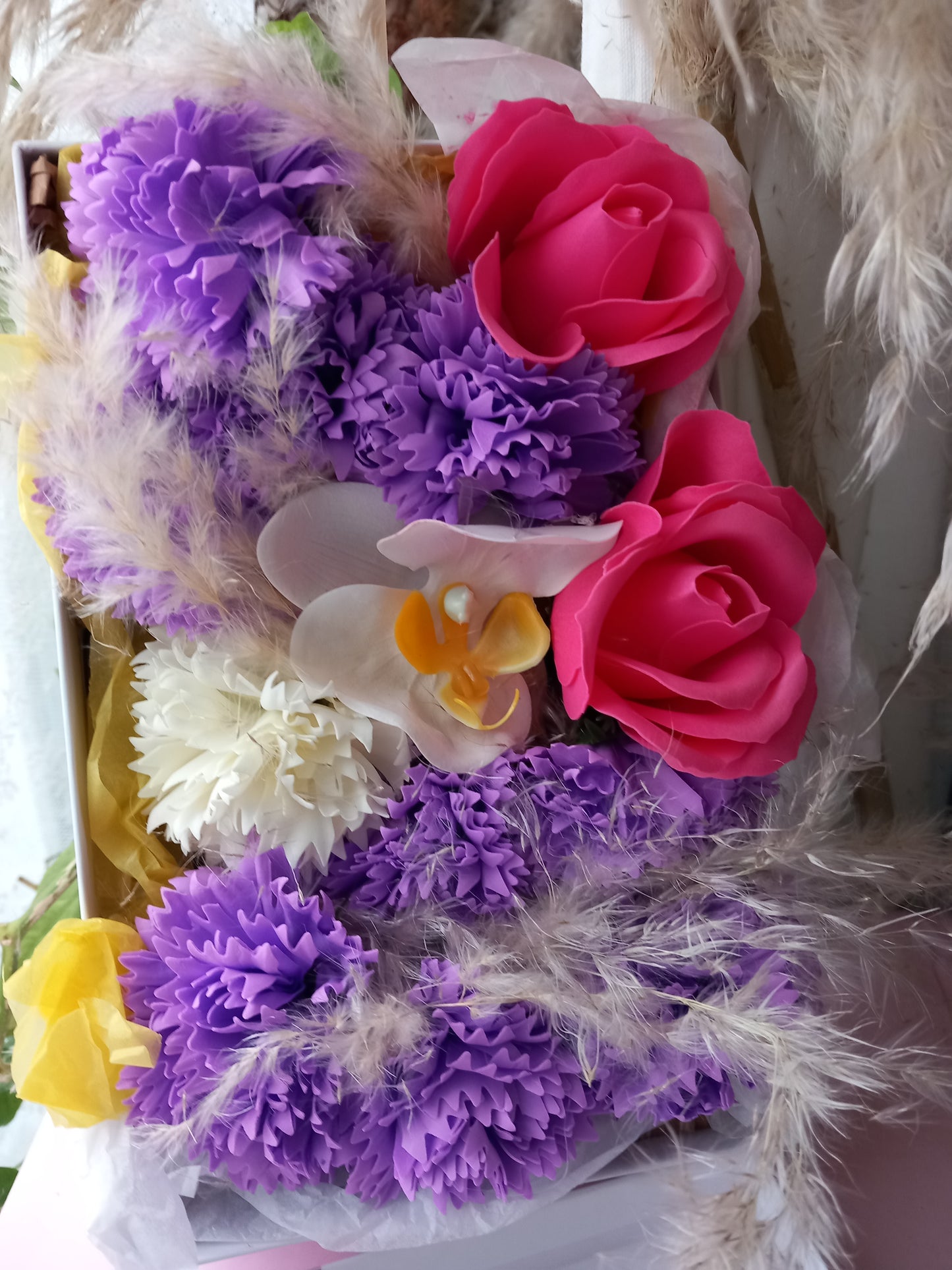 FLOWER SOAP IN WHITE DISPLAY BOX