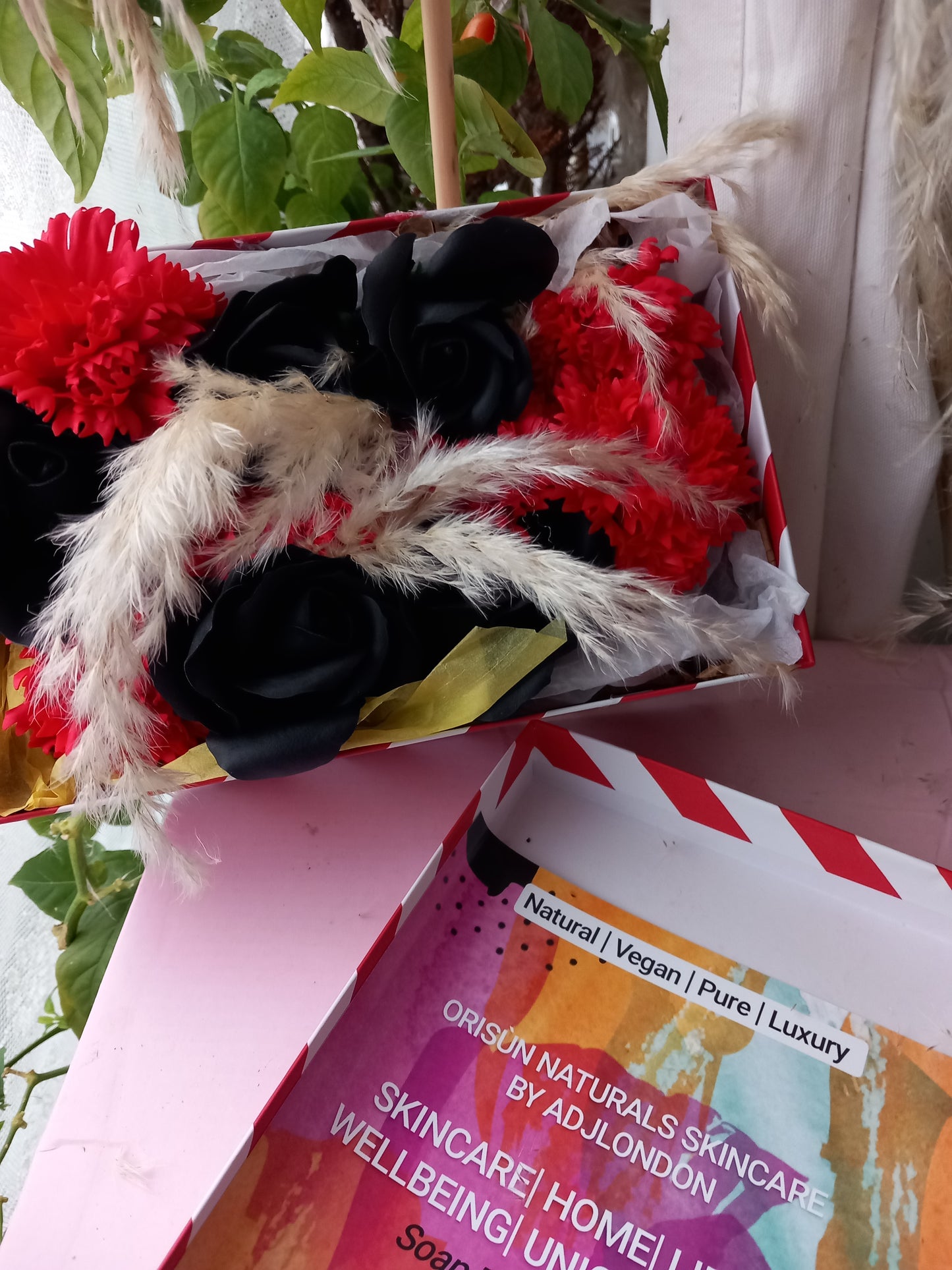 QUEEN OF HEARTS FLOWER SOAP IN CANDY CANE DISPLAY BOX