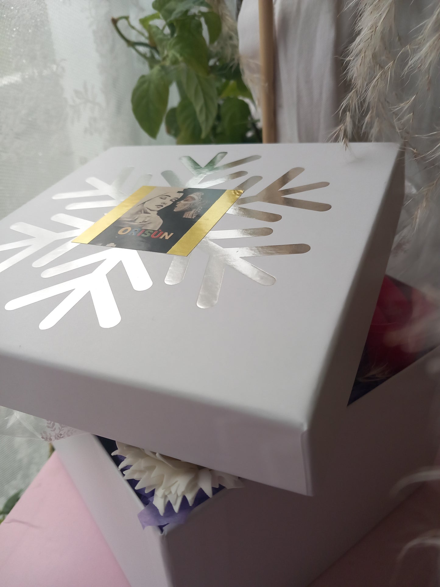 PURPLE SHADE MIX WHITE FLOWER SOAP IN WHITE DISPLAY BOX