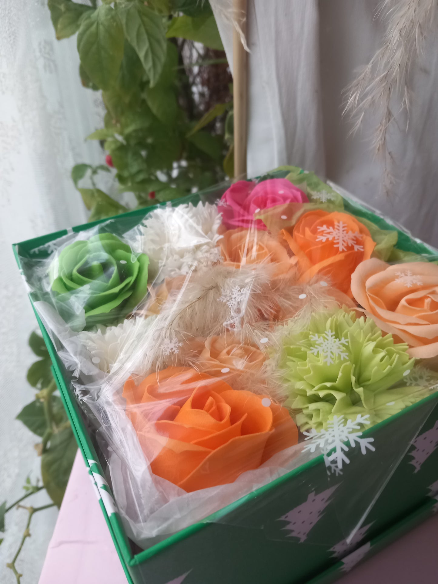 PEACHY SHADE MIX GREEN FLOWER SOAP IN GREEN DISPLAY BOX