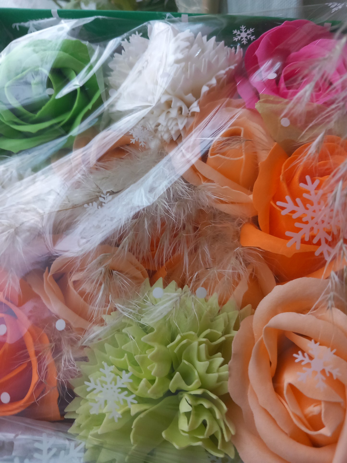 PEACHY SHADE MIX GREEN FLOWER SOAP IN GREEN DISPLAY BOX