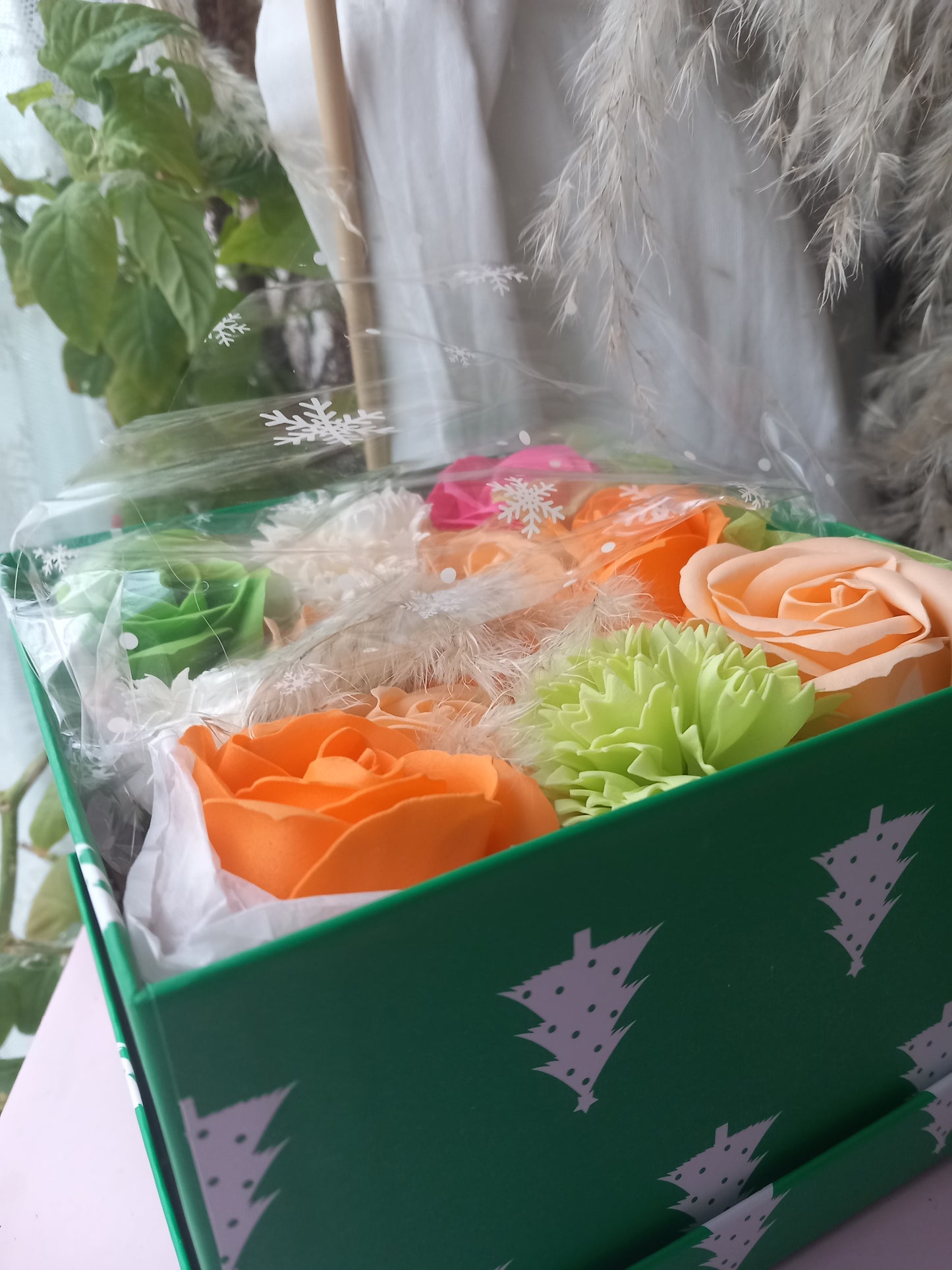 PEACHY SHADE MIX GREEN FLOWER SOAP IN GREEN DISPLAY BOX