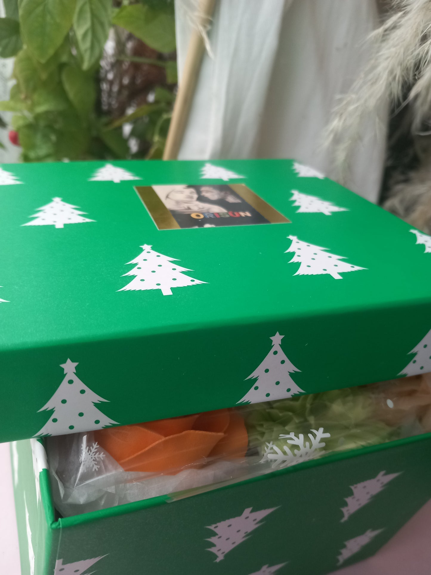 PEACHY SHADE MIX GREEN FLOWER SOAP IN GREEN DISPLAY BOX