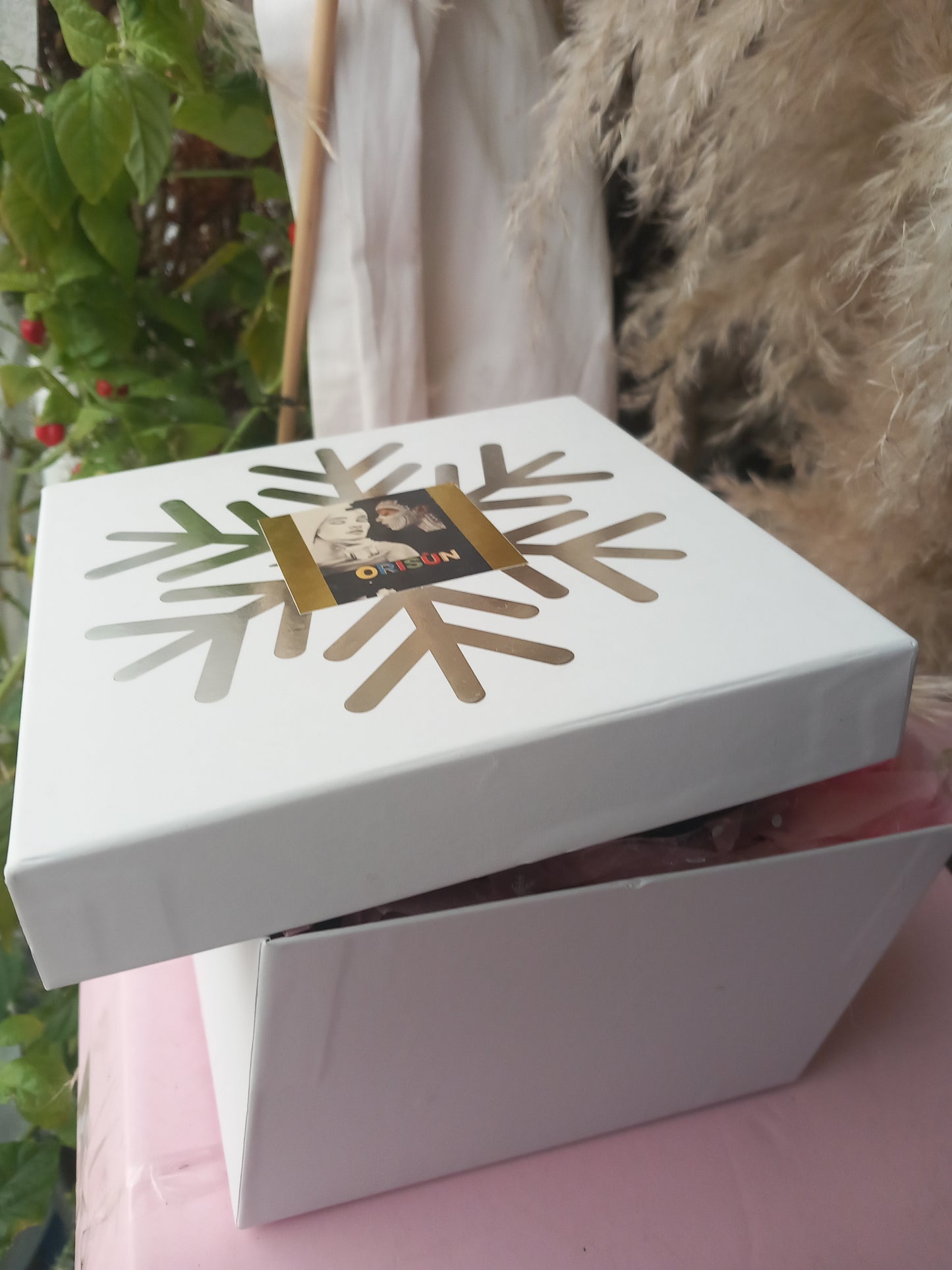 RAD GREEN MIX WHITE FLOWER SOAP IN WHITE DISPLAY BOX