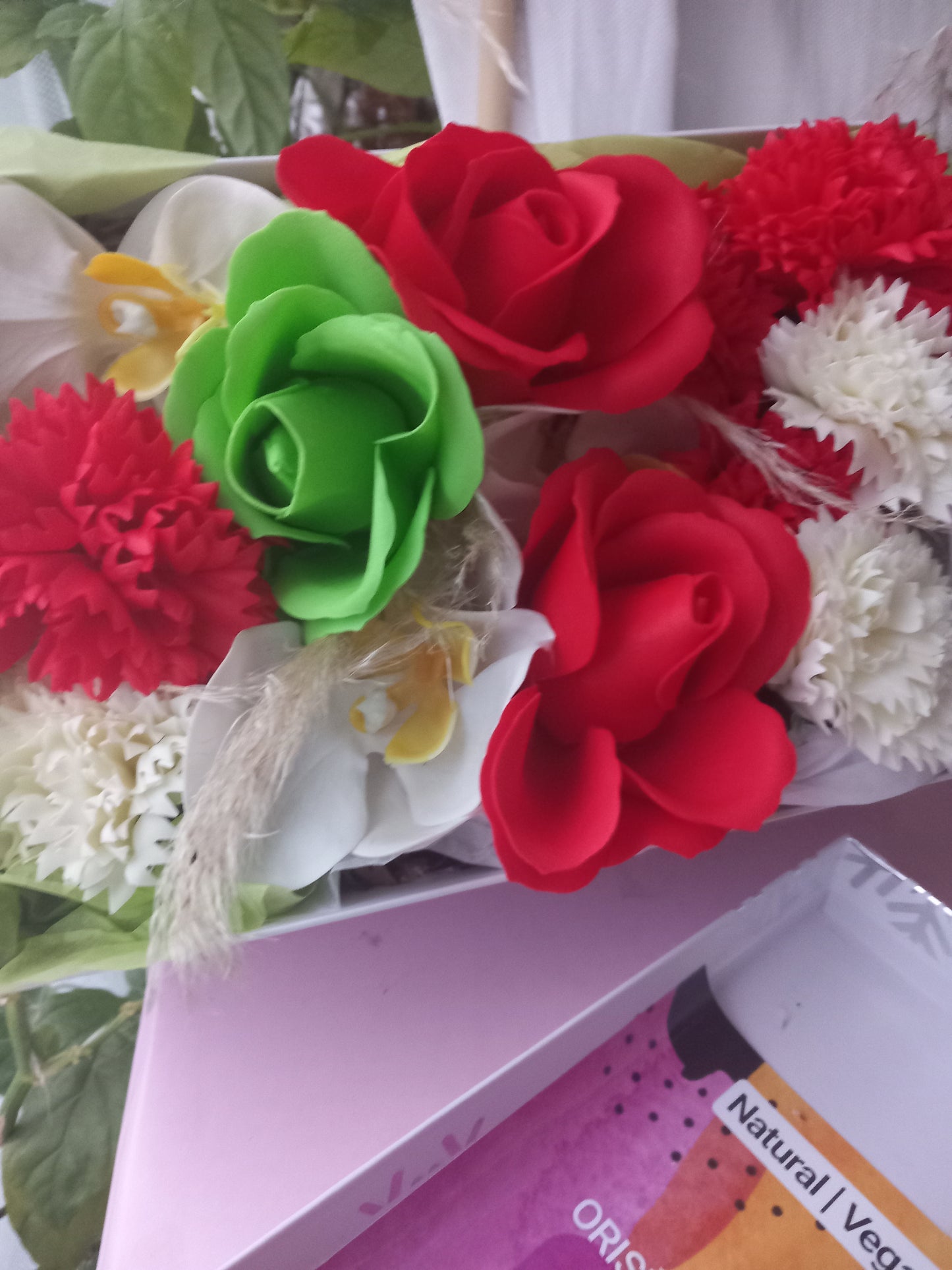 RAD GREEN MIX WHITE FLOWER SOAP IN WHITE DISPLAY BOX