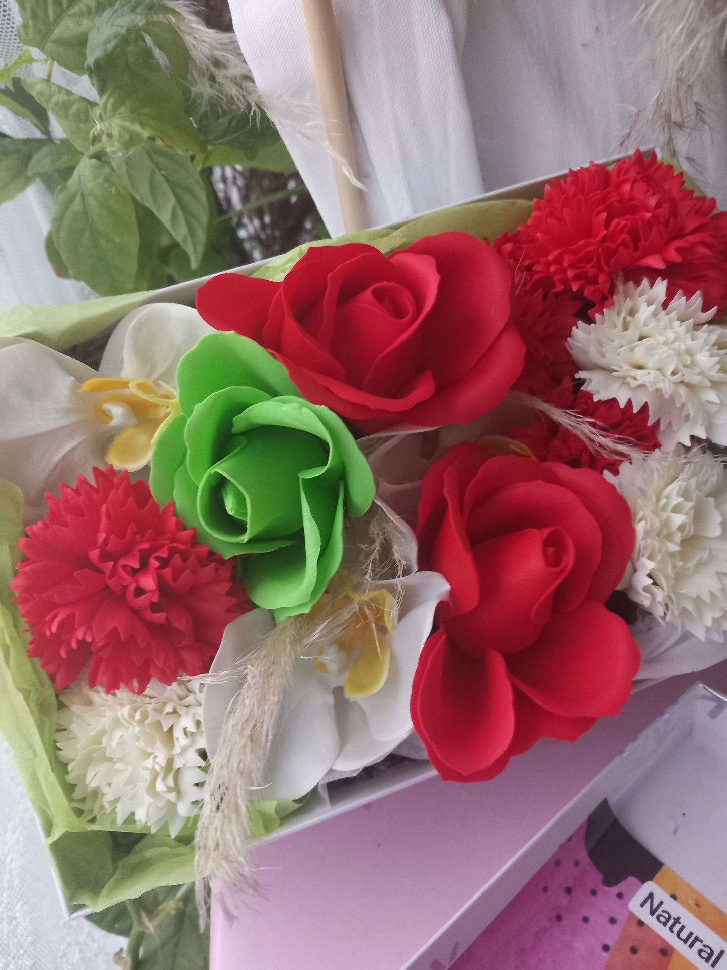 RAD GREEN MIX WHITE FLOWER SOAP IN WHITE DISPLAY BOX