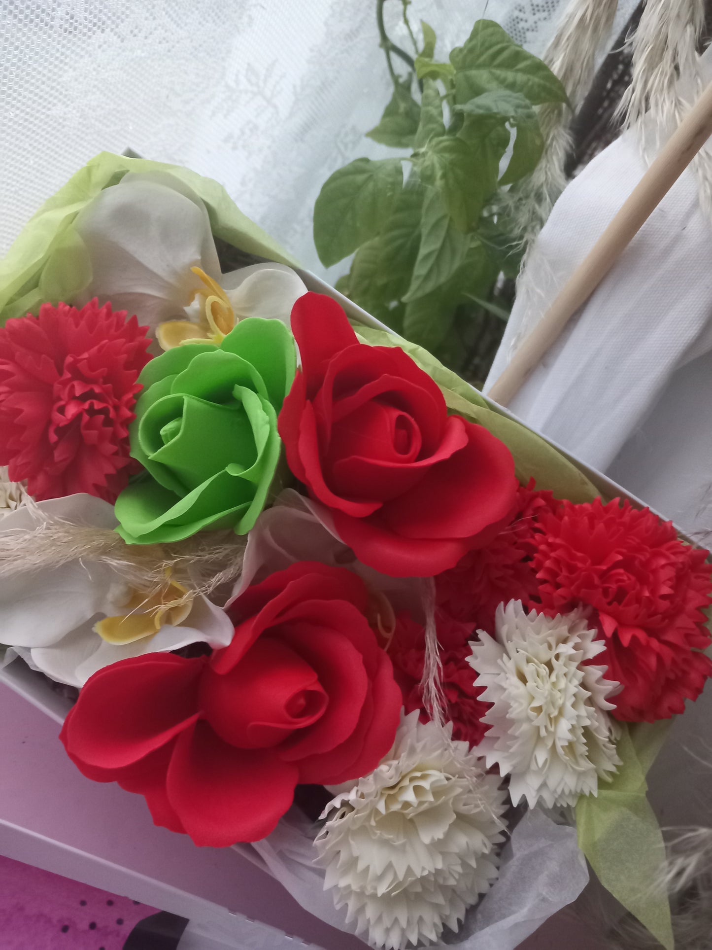 RAD GREEN MIX WHITE FLOWER SOAP IN WHITE DISPLAY BOX