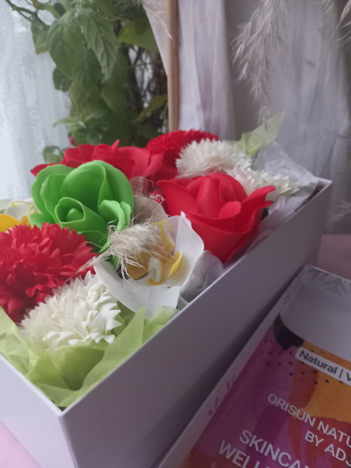 RAD GREEN MIX WHITE FLOWER SOAP IN WHITE DISPLAY BOX