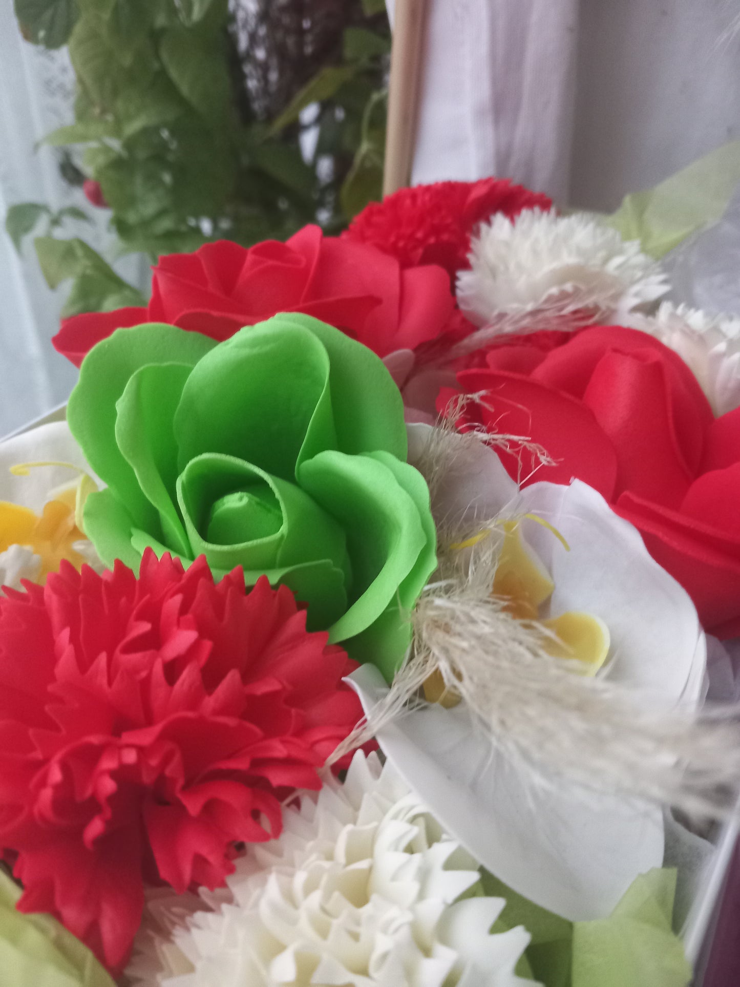 RAD GREEN MIX WHITE FLOWER SOAP IN WHITE DISPLAY BOX