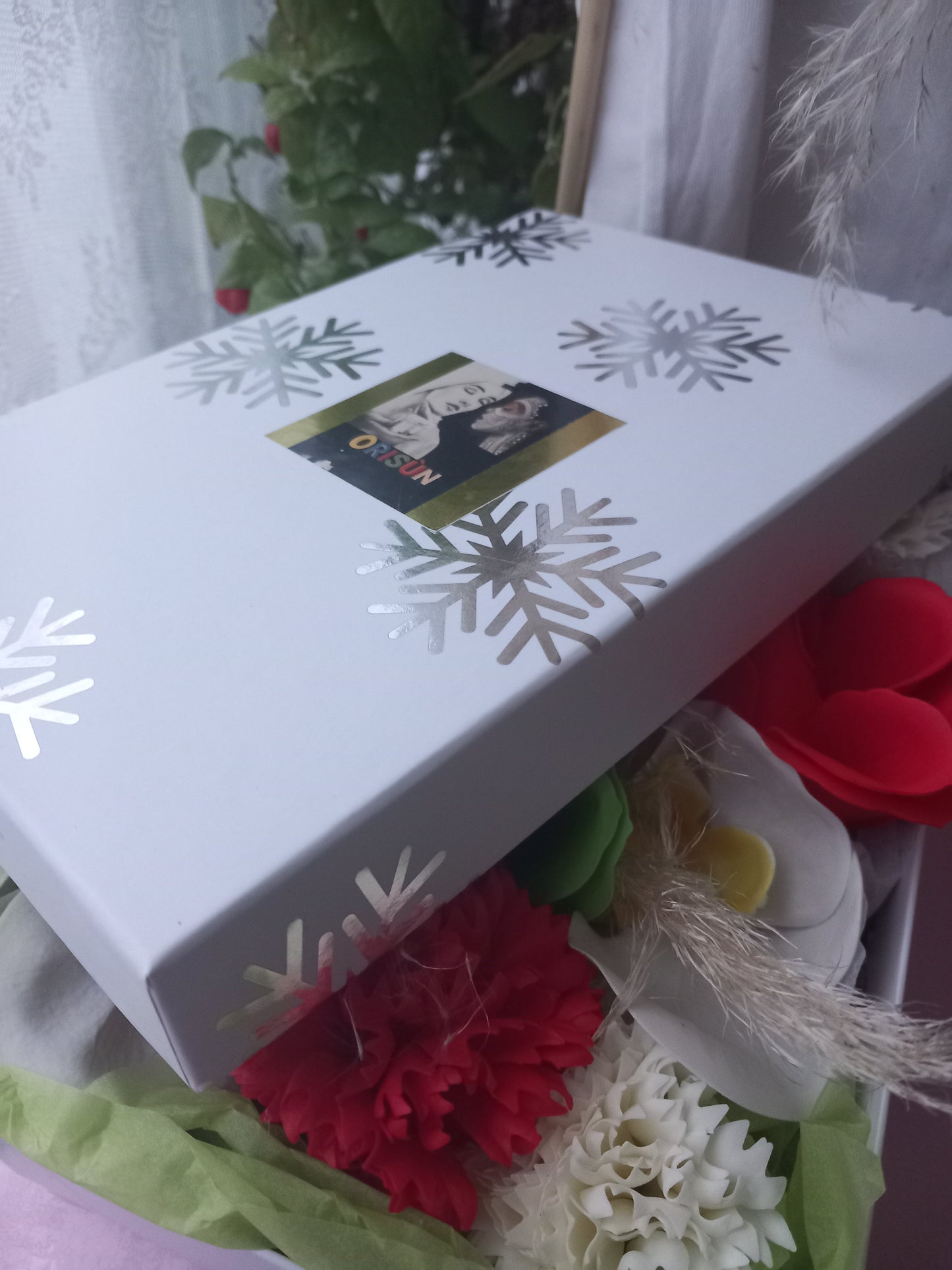 RAD GREEN MIX WHITE FLOWER SOAP IN WHITE DISPLAY BOX
