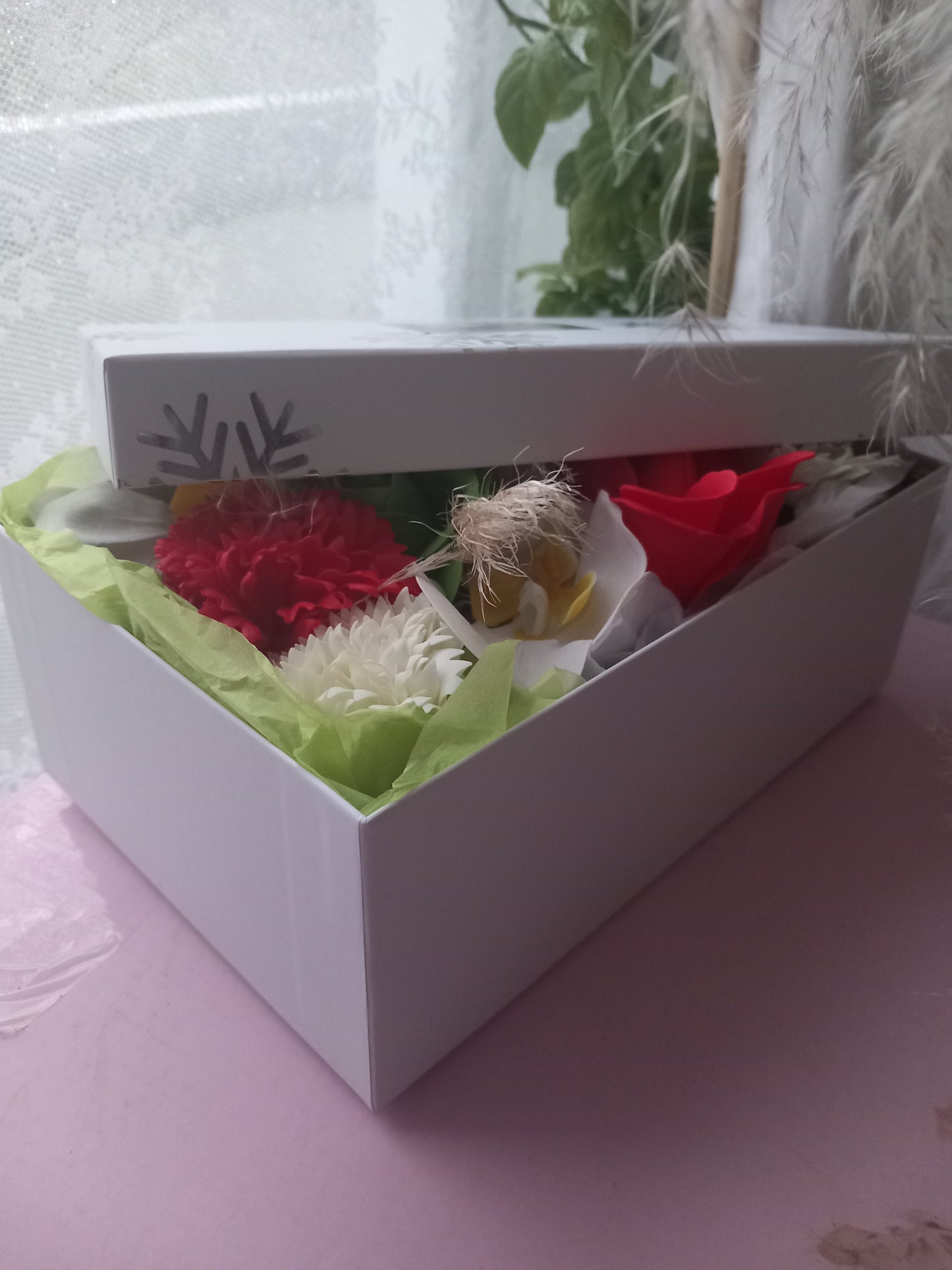 RAD GREEN MIX WHITE FLOWER SOAP IN WHITE DISPLAY BOX