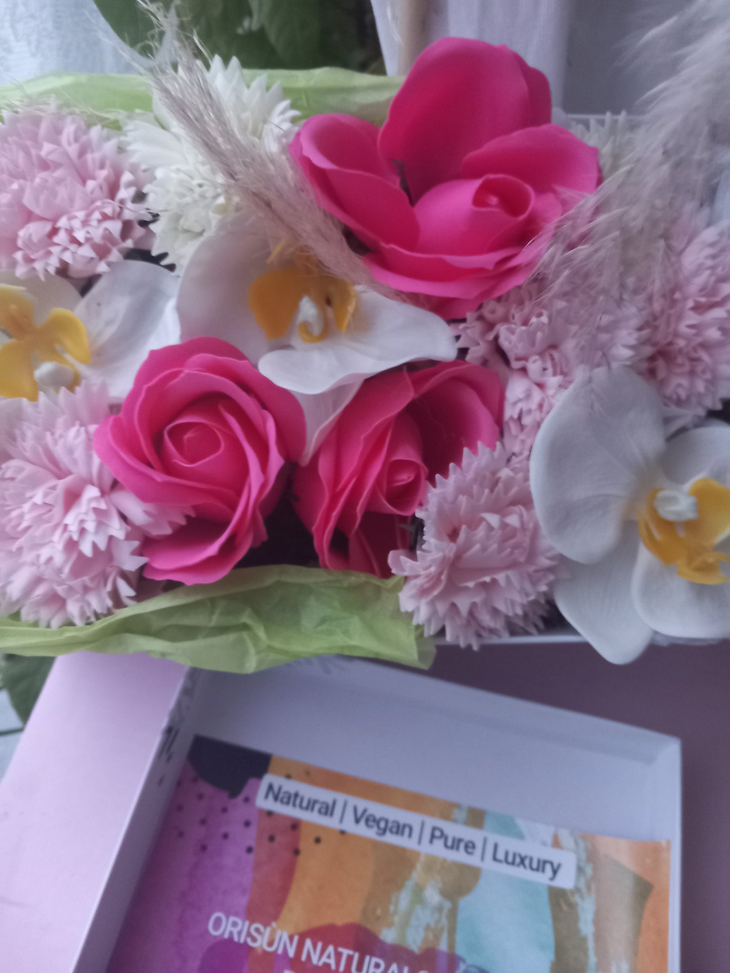 PINKY PINKY SHADE MIX WHITE FLOWER SOAP IN WHITE DISPLAY BOX