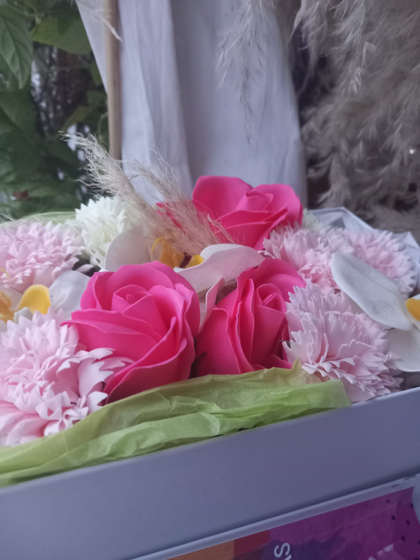 PINKY PINKY SHADE MIX WHITE FLOWER SOAP IN WHITE DISPLAY BOX