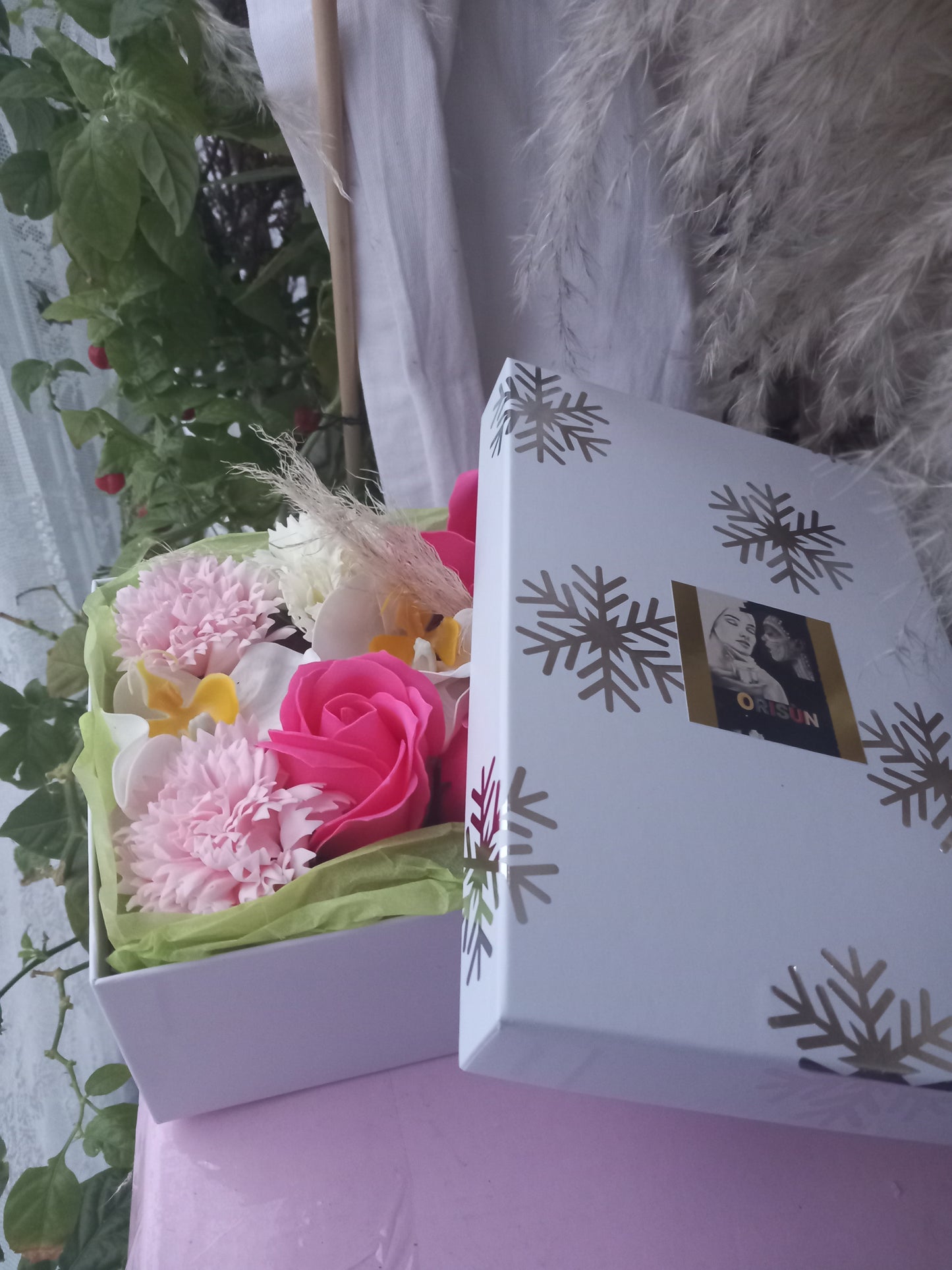PINKY PINKY SHADE MIX WHITE FLOWER SOAP IN WHITE DISPLAY BOX