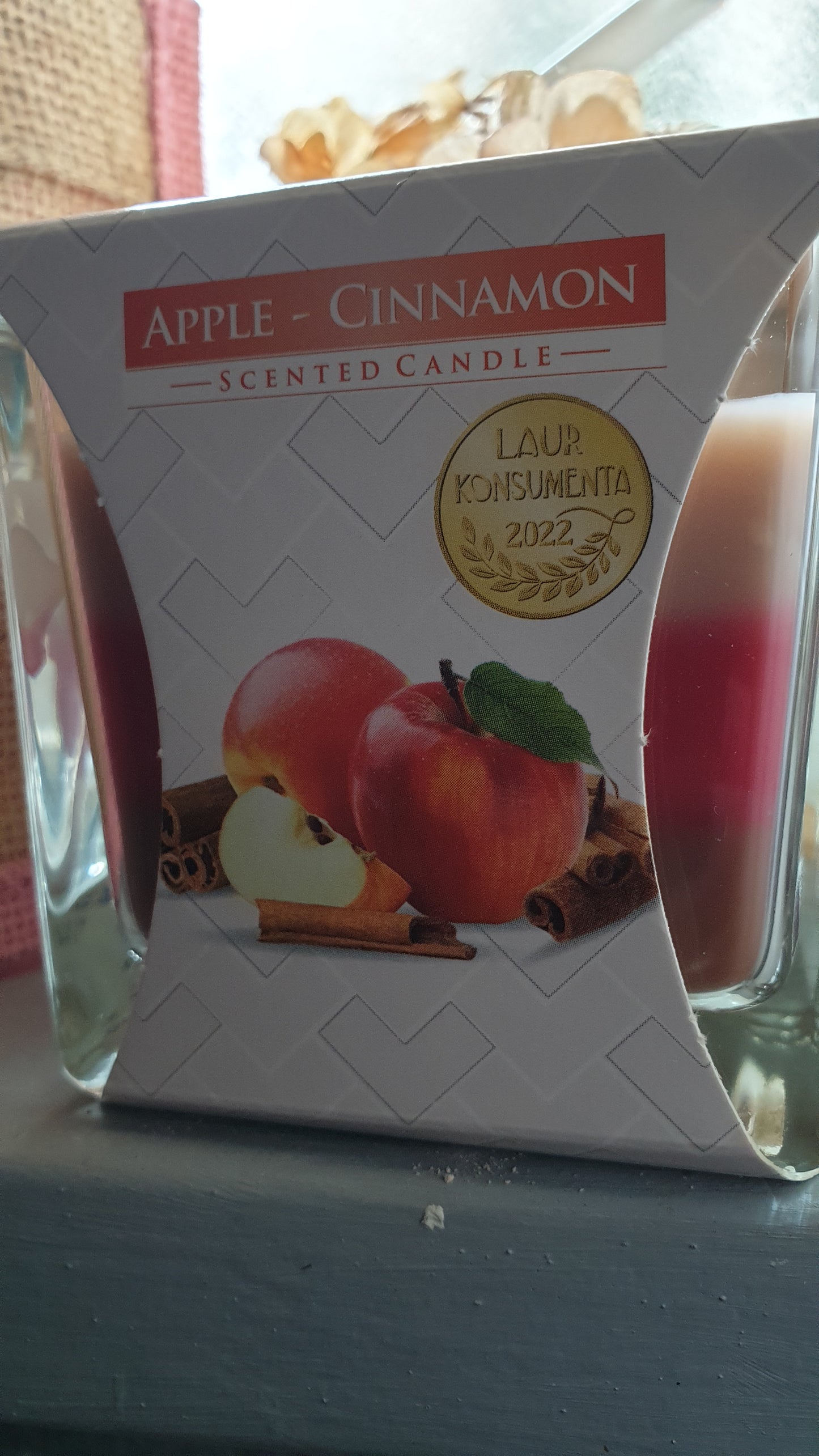AURA APPLE AND CINNAMON SCENTED CANDLE