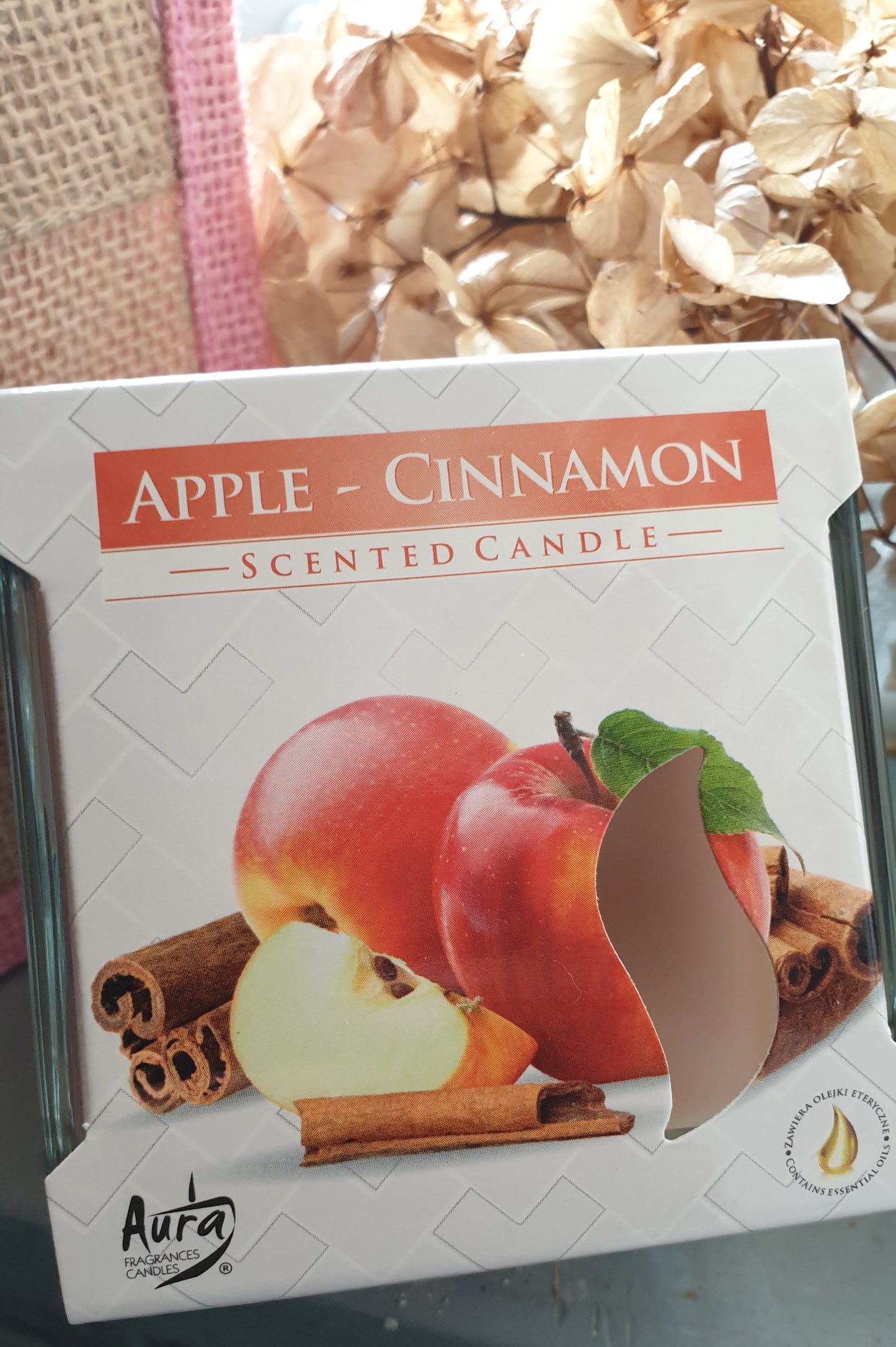 AURA APPLE AND CINNAMON SCENTED CANDLE