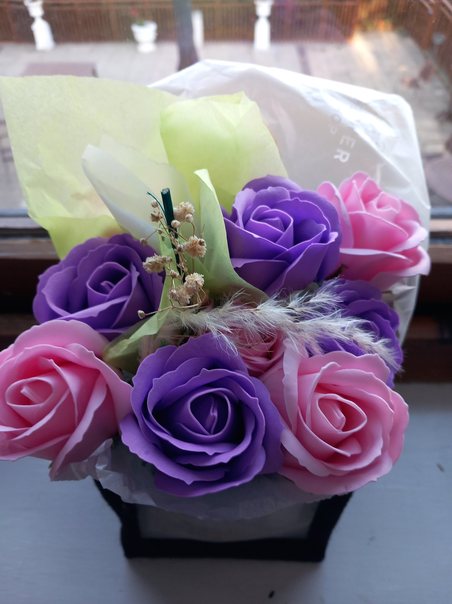 BLACK JUTE BAG SOAP ROSE HEADS