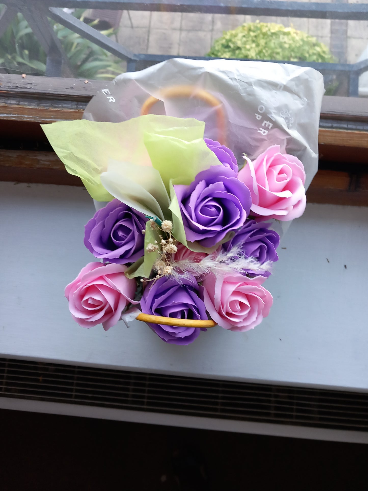 BLACK JUTE BAG SOAP ROSE HEADS