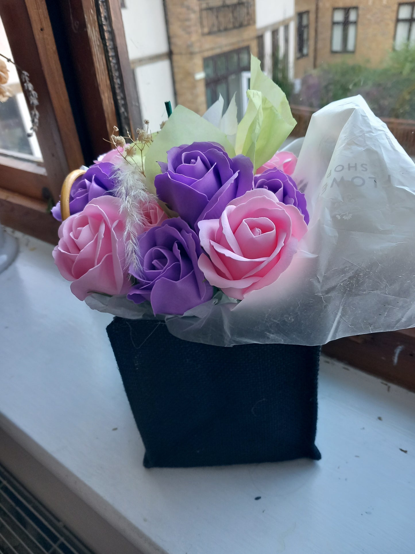 BLACK JUTE BAG SOAP ROSE HEADS
