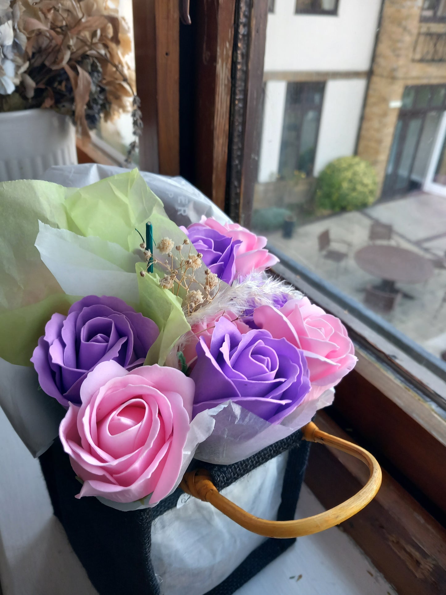 BLACK JUTE BAG SOAP ROSE HEADS