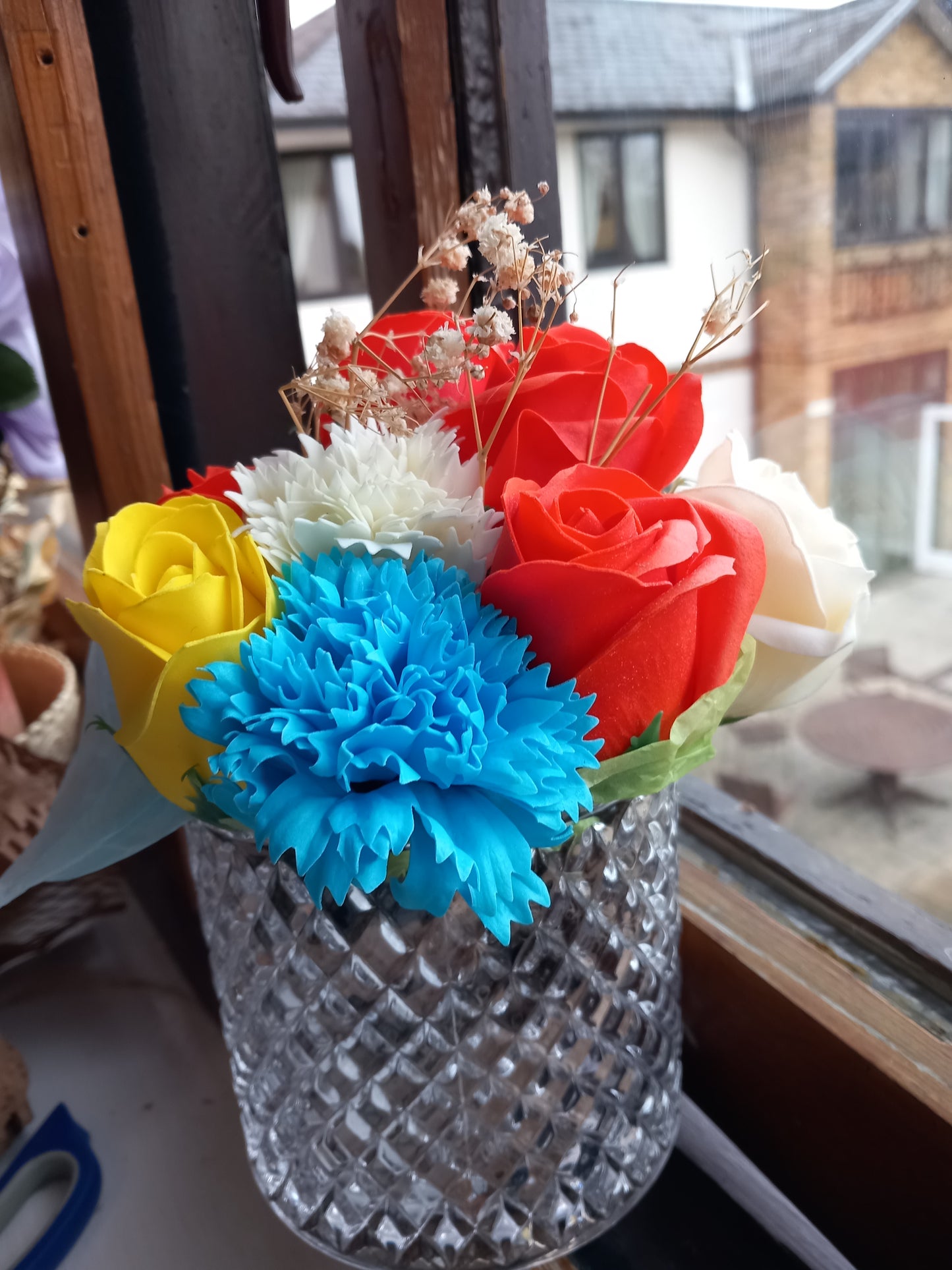 FLOWER SOAP SUNSET ORANGE  YELLOW ROSE BLUE CARNATION MIX IN GLASSWARE